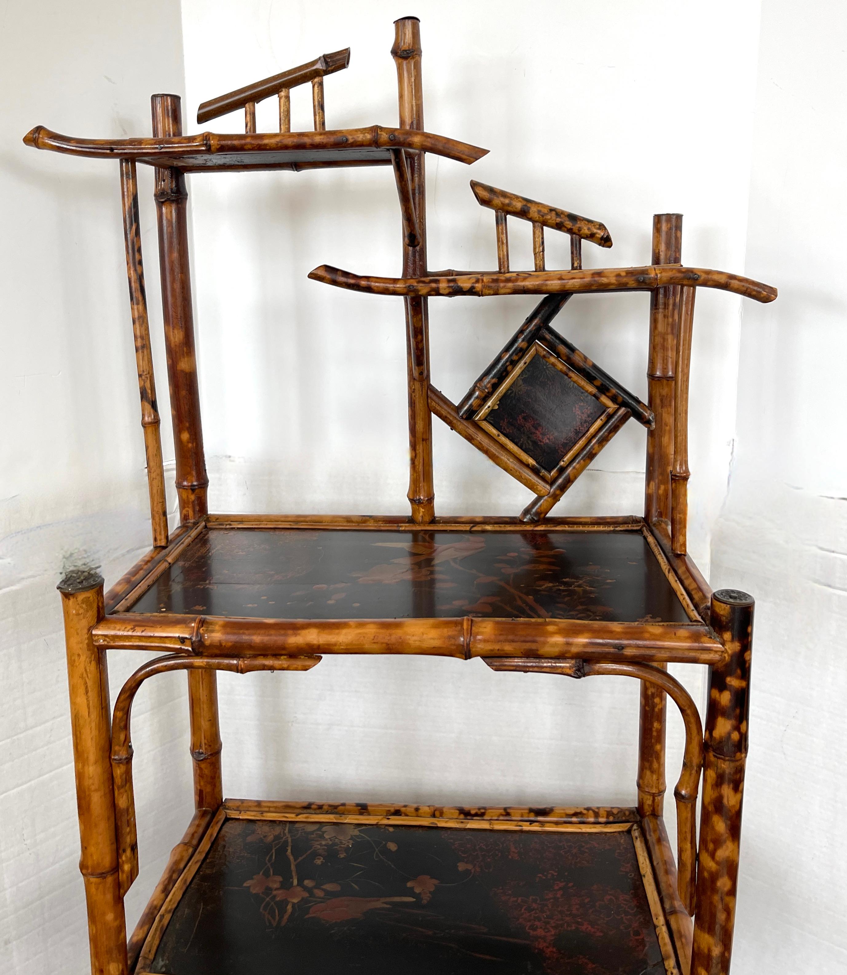 Juste à l'heure,  ce parfait exemple du mouvement esthétique français de la fin du XIXe siècle.
Cette bibliothèque et étagère Chinoiserie en bambou et laque en écaille de tortue Art Nouveau a aussi au  le fond une grille pour  des magazines ou des