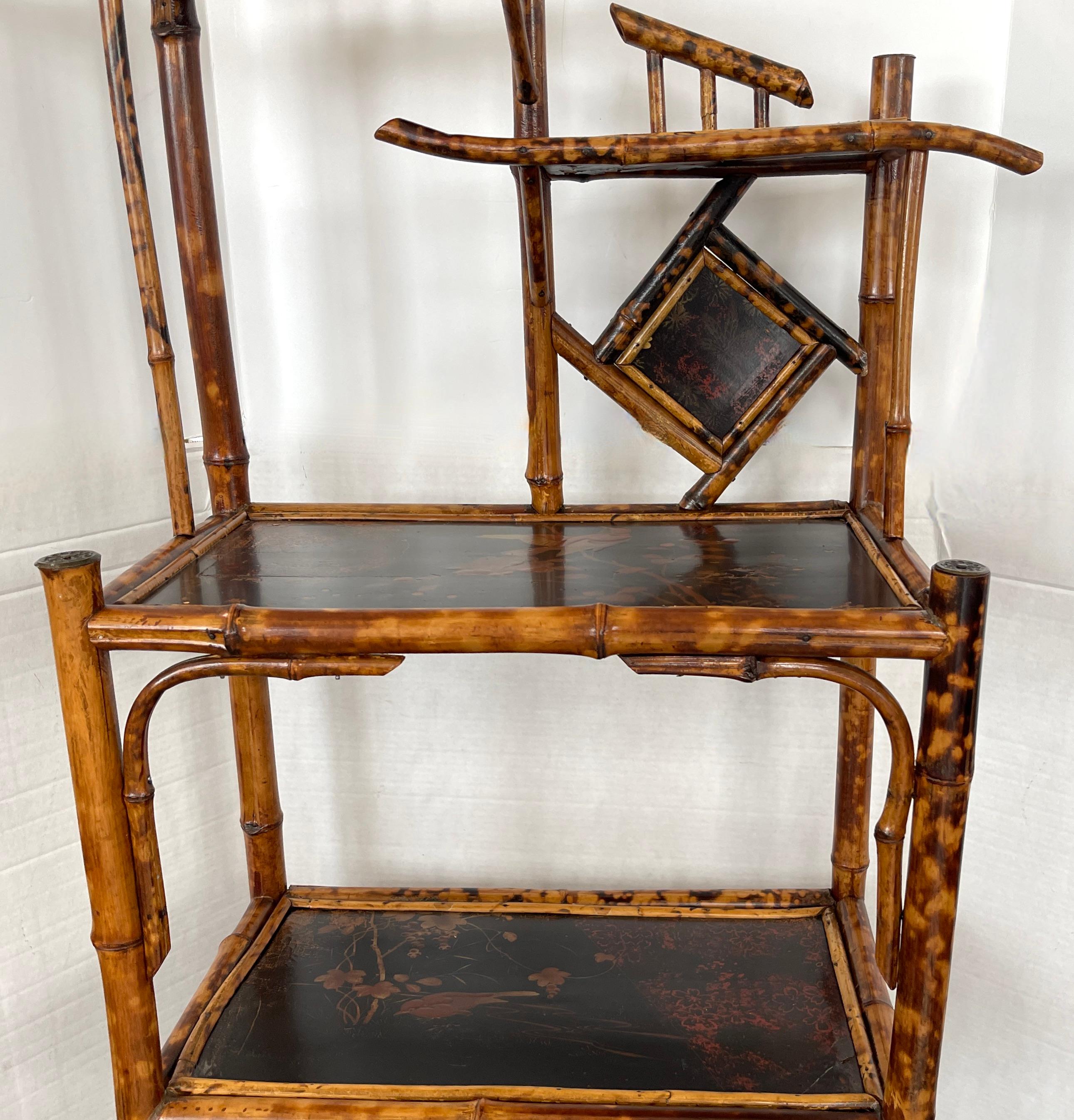 Fait main Étagère de bibliothèque Art nouveau français en écaille de tortue, bambou et laque Chinoiserie en vente
