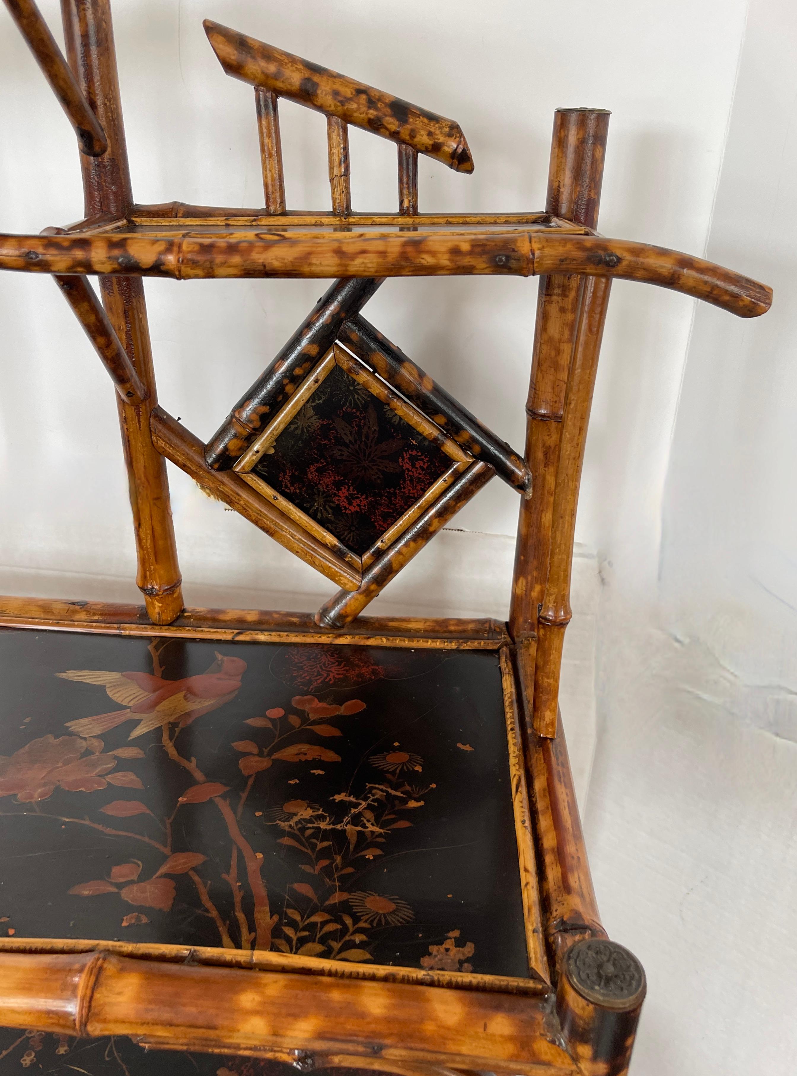 Étagère de bibliothèque Art nouveau français en écaille de tortue, bambou et laque Chinoiserie Bon état - En vente à West Palm Beach, FL
