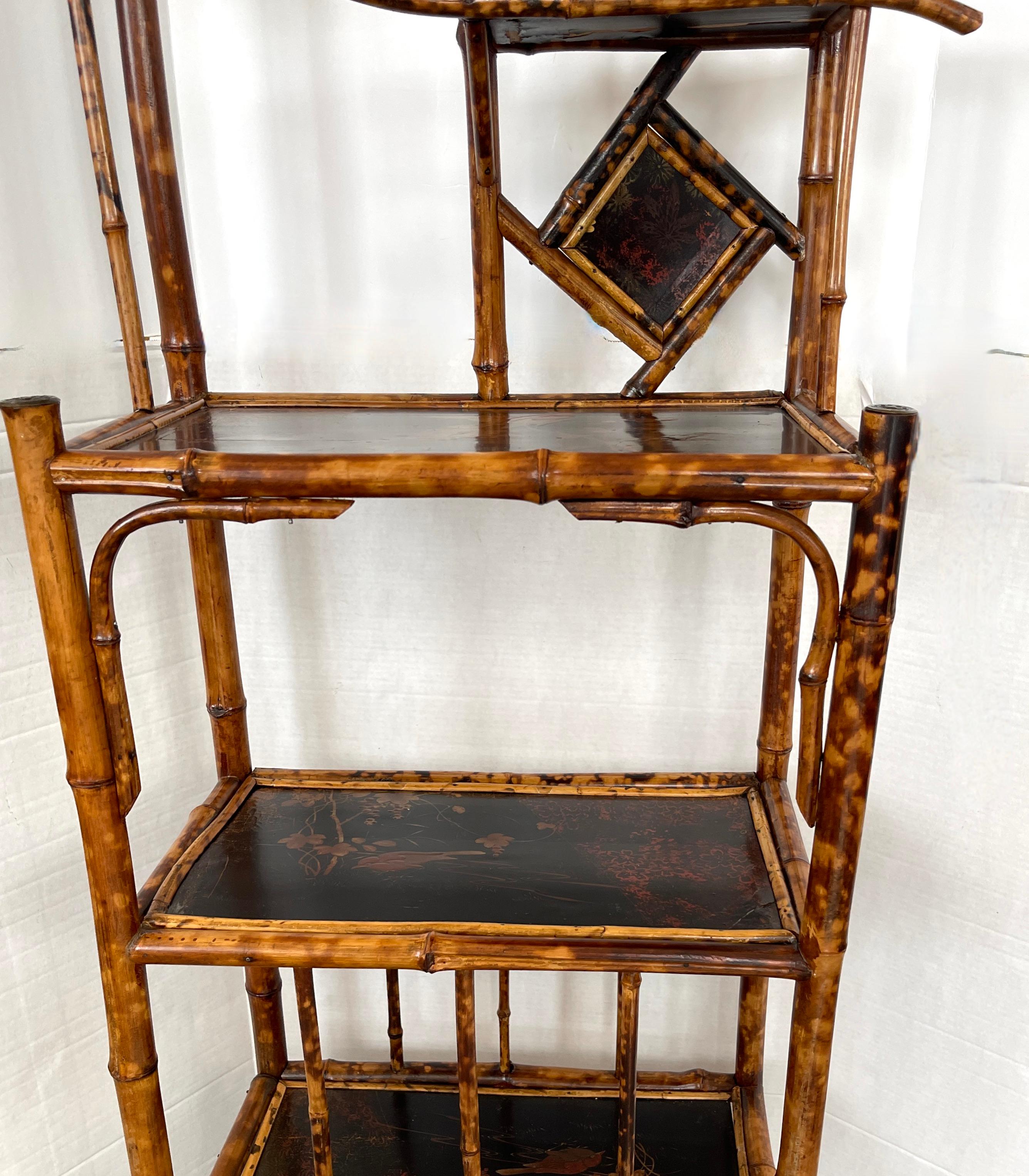 Fin du XIXe siècle Étagère de bibliothèque Art nouveau français en écaille de tortue, bambou et laque Chinoiserie en vente