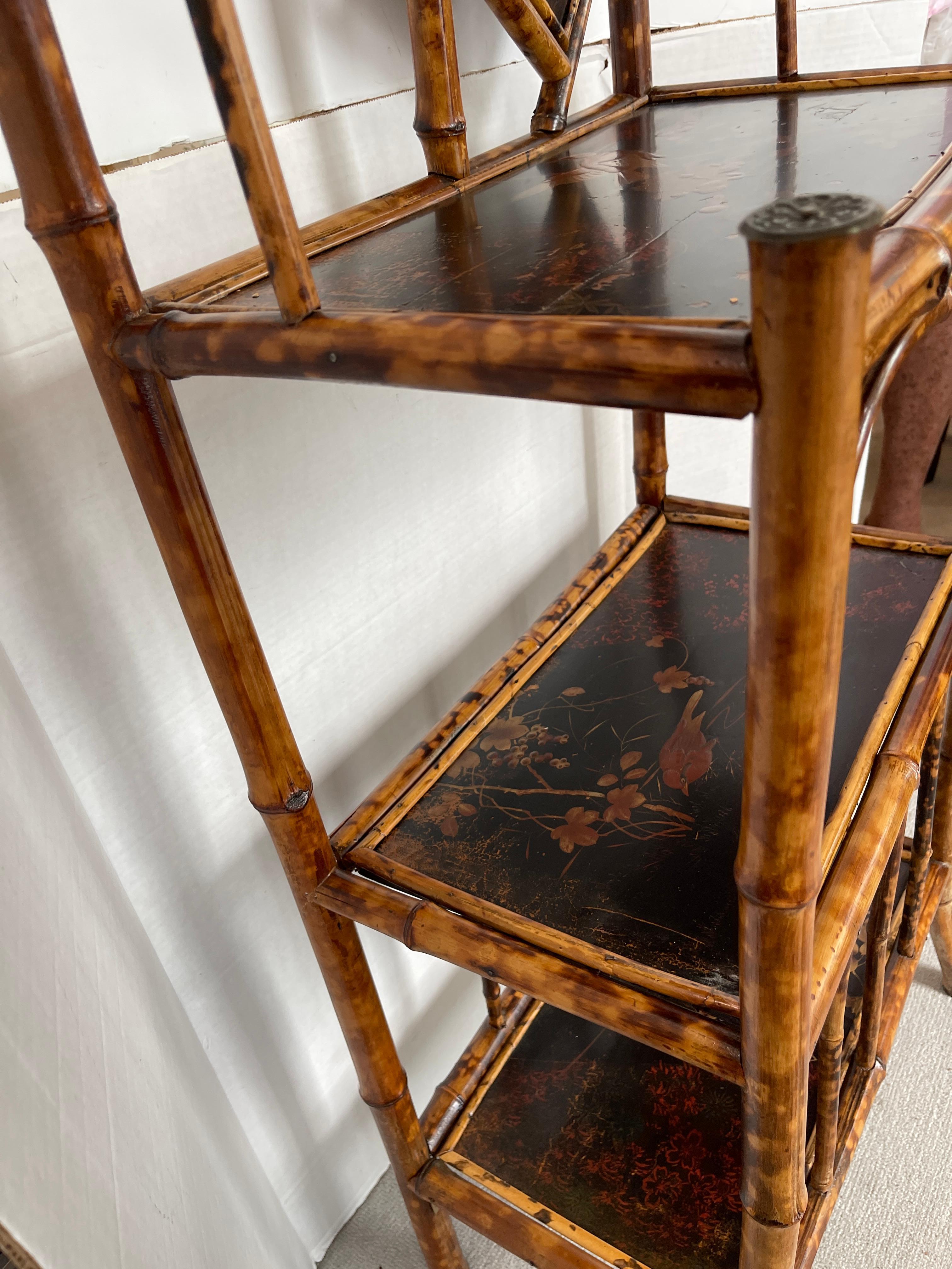 Étagère de bibliothèque Art nouveau français en écaille de tortue, bambou et laque Chinoiserie en vente 1