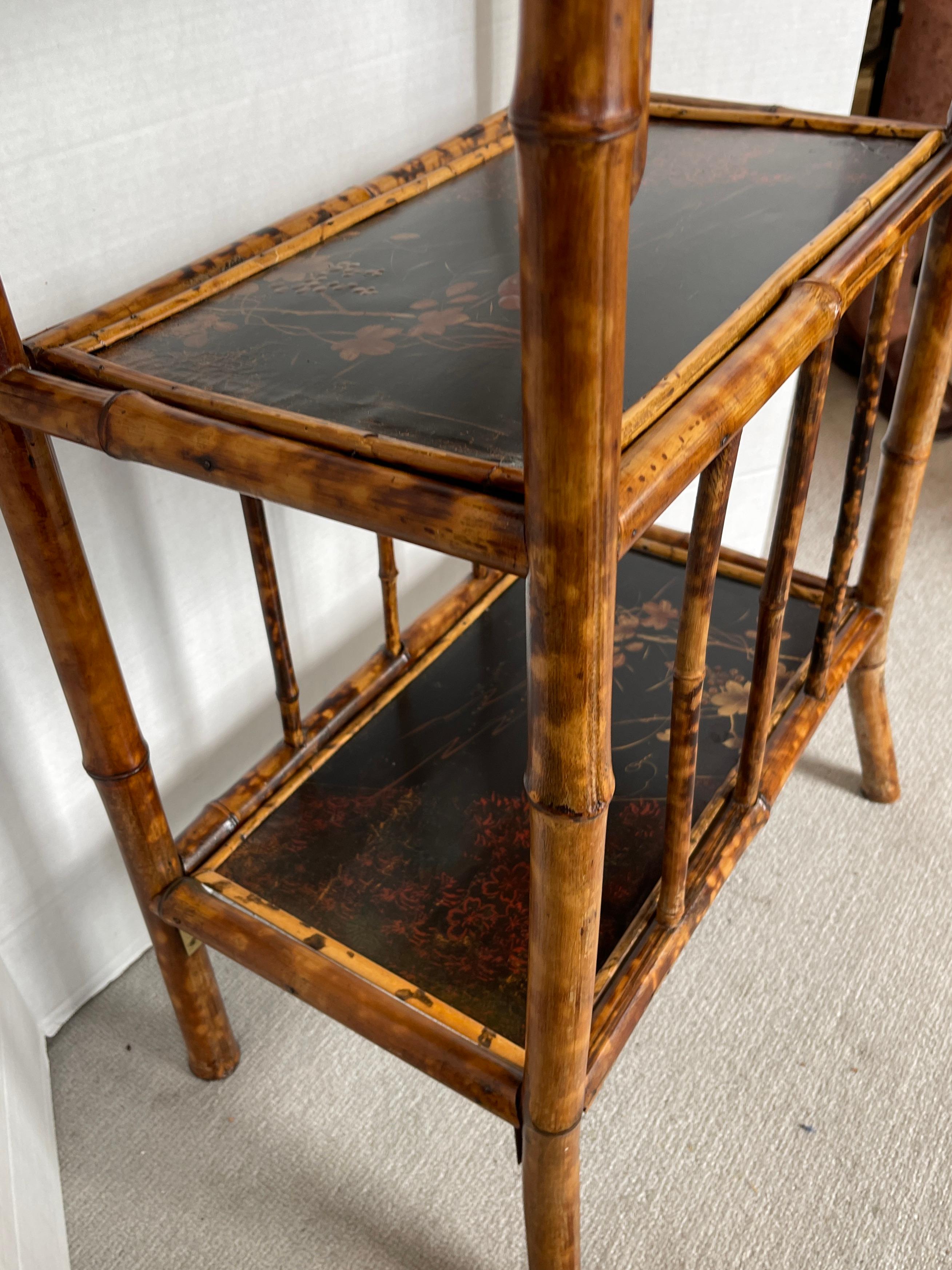 Étagère de bibliothèque Art nouveau français en écaille de tortue, bambou et laque Chinoiserie en vente 2