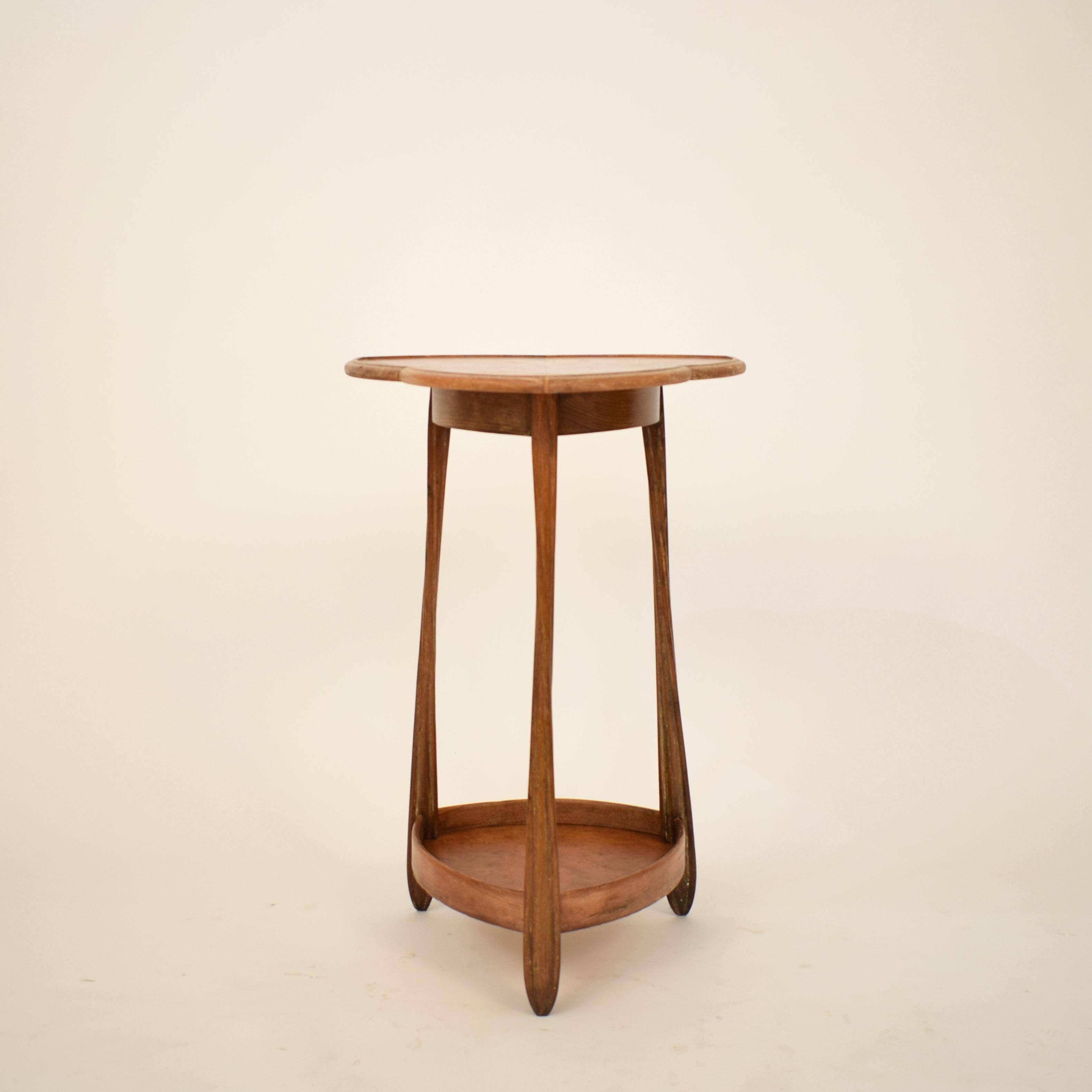 This elegant triangular Art Nouveau table by Louis Majorelle is very typical for the Salon Furniture by Majorelle.
This two-tiered triangular table is made of oak and burl walnut and the base has spectacular carved twisted legs.
A unique piece which