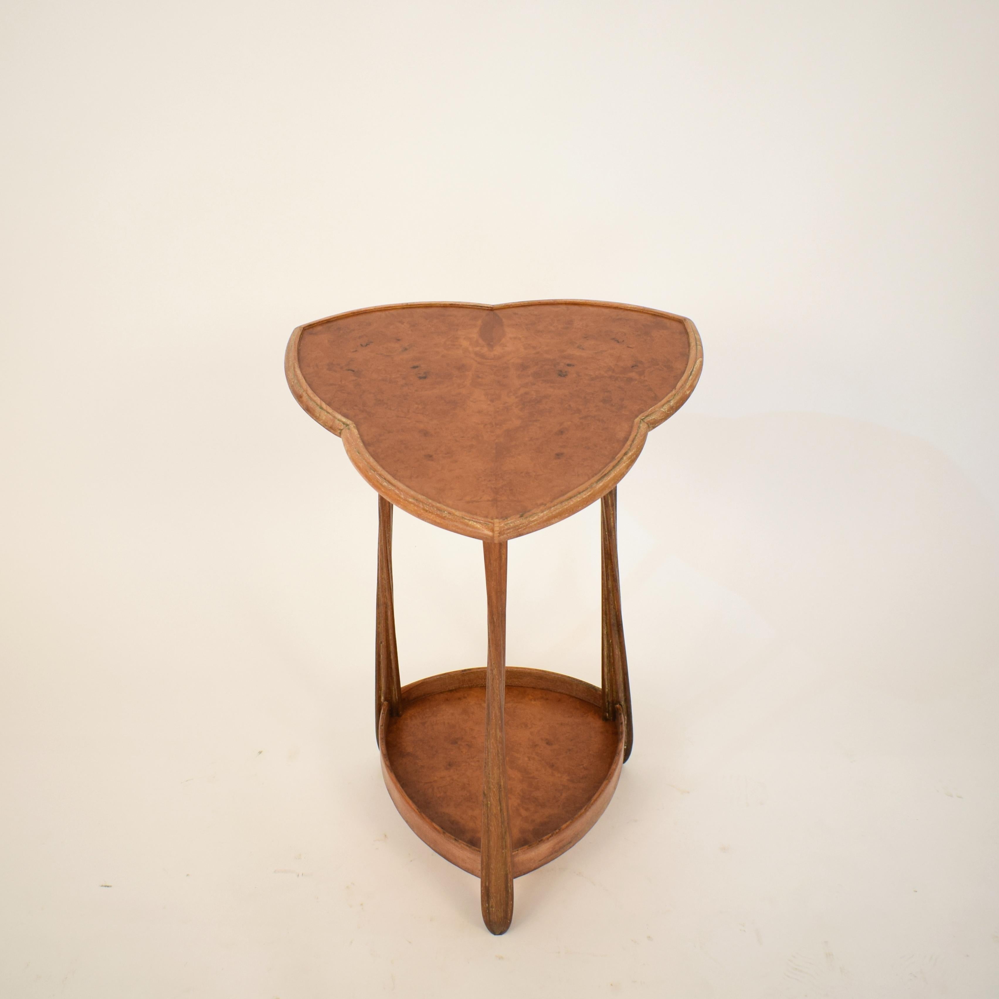 French Art Nouveau Triangular Side Table by Louis Majorelle in Walnut and Oak In Good Condition In Berlin, DE