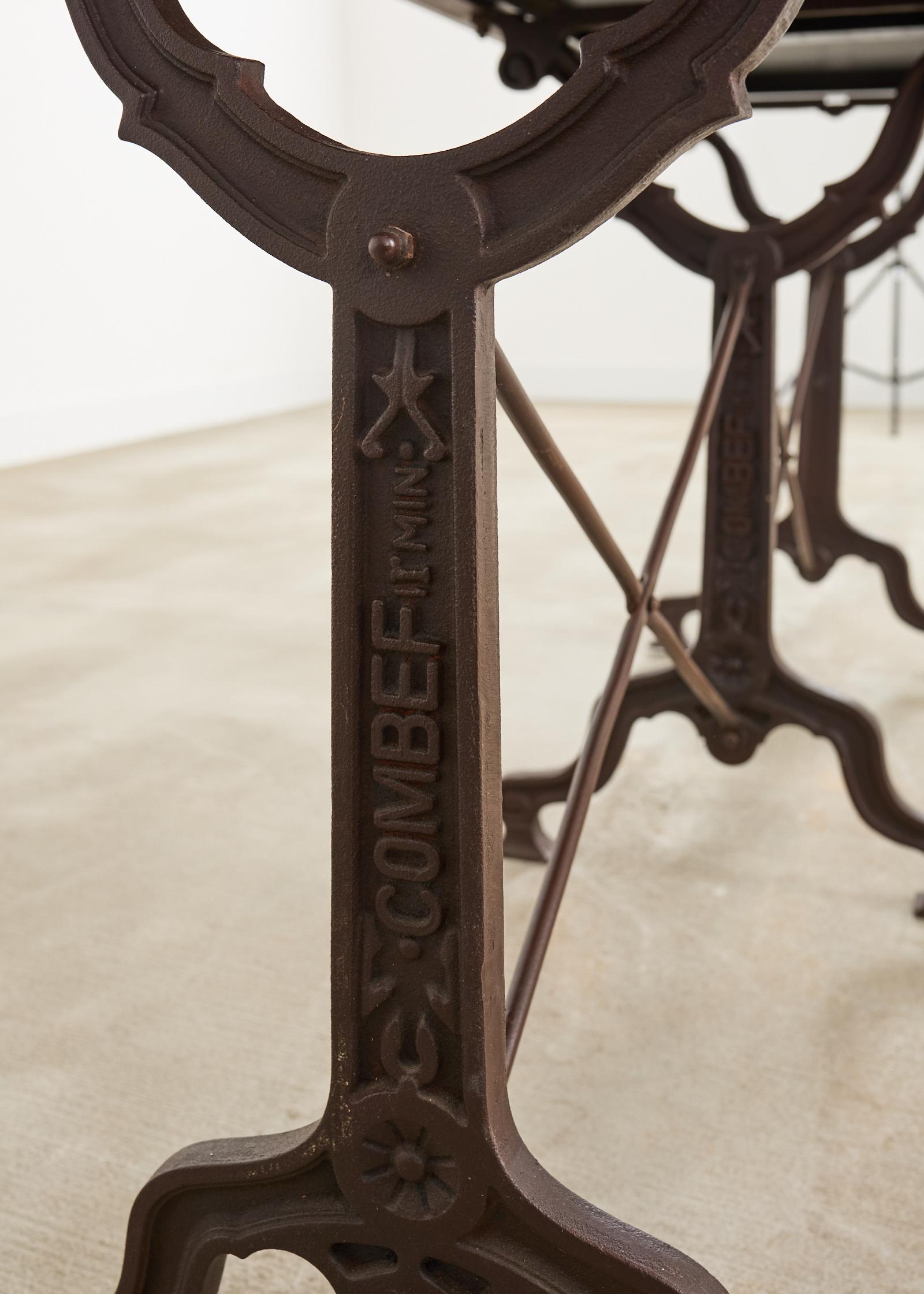 Table Art nouveau français à triple piédestal en fer et bronze en vente 4
