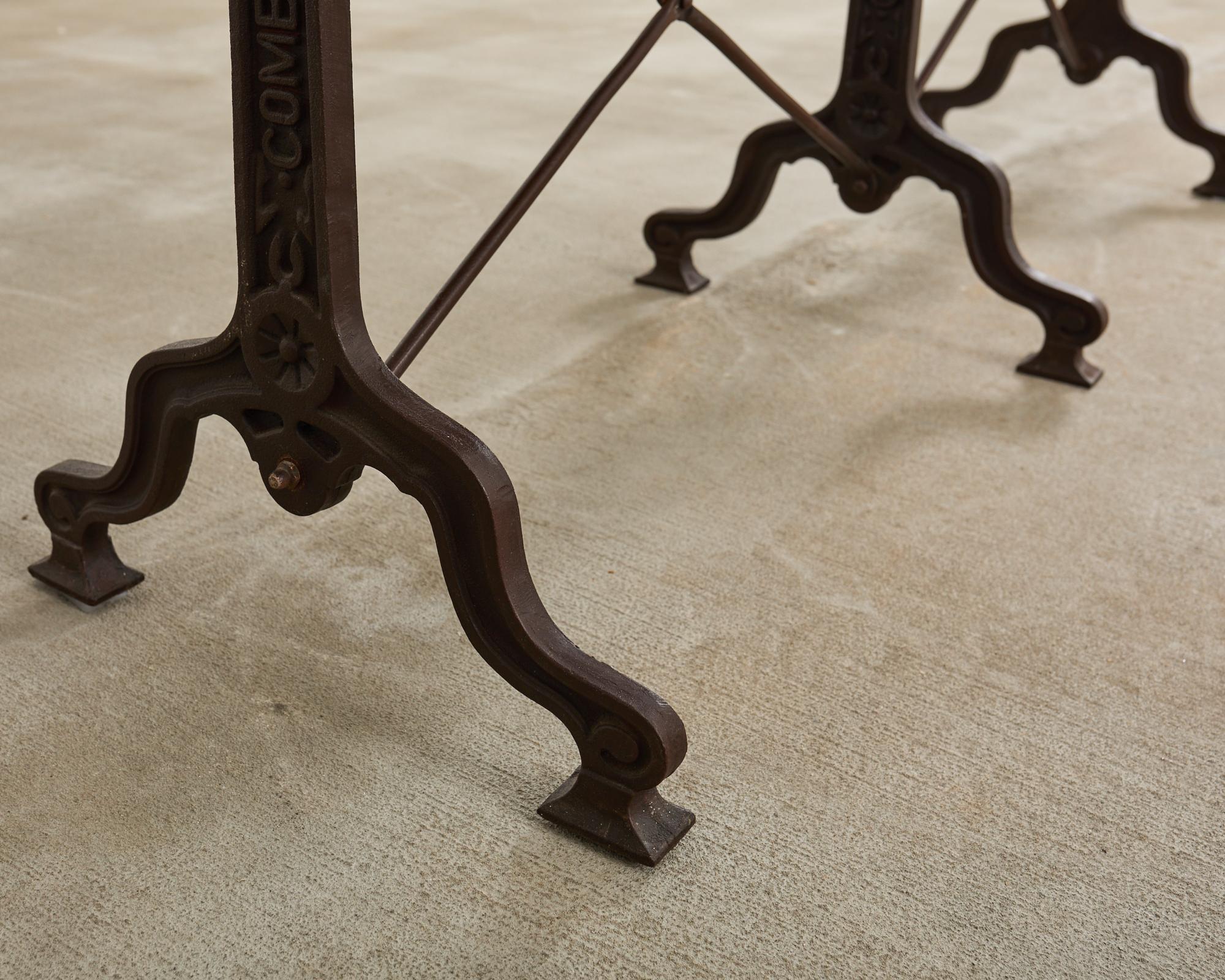 Table Art nouveau français à triple piédestal en fer et bronze en vente 6