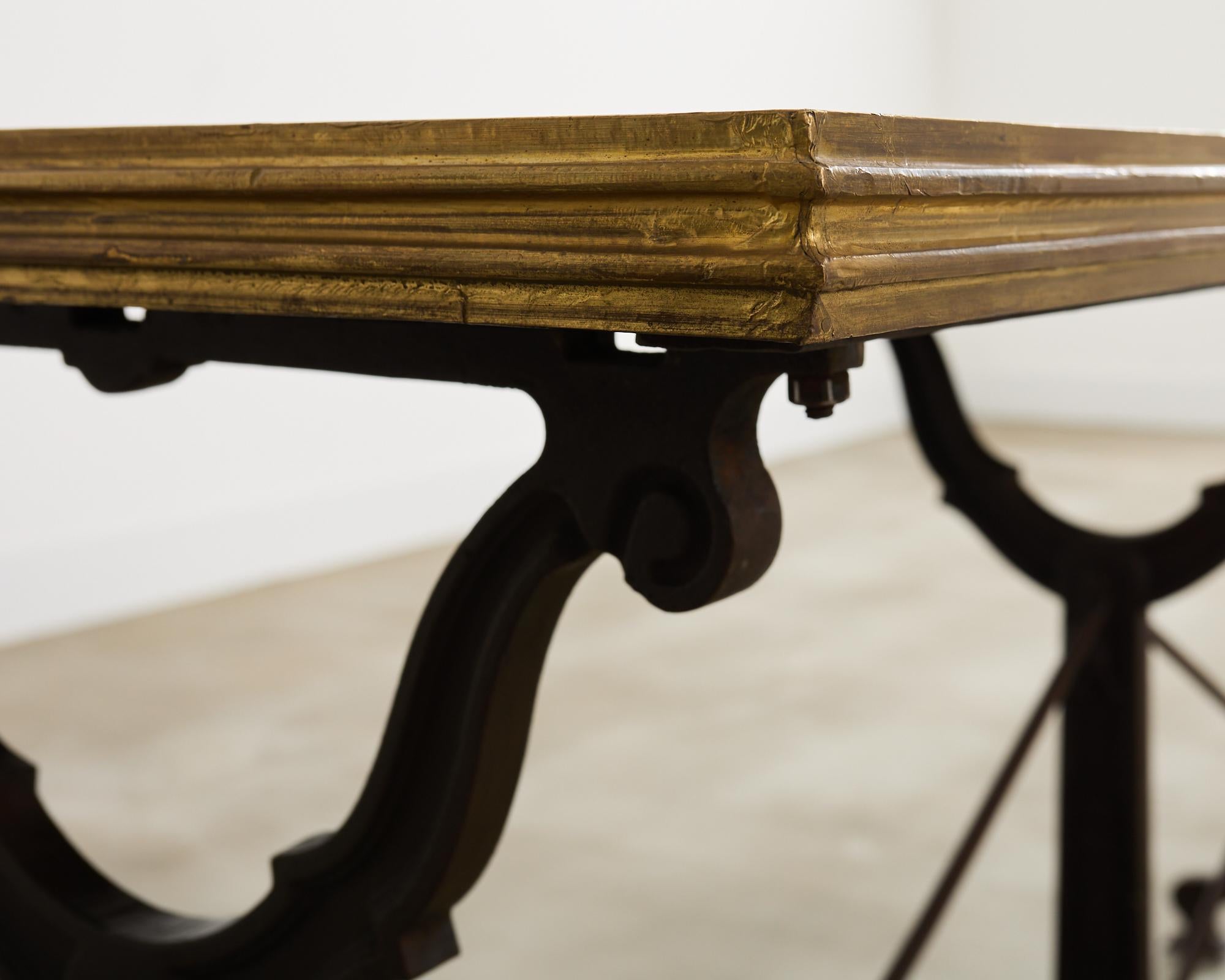 Table Art nouveau français à triple piédestal en fer et bronze en vente 7