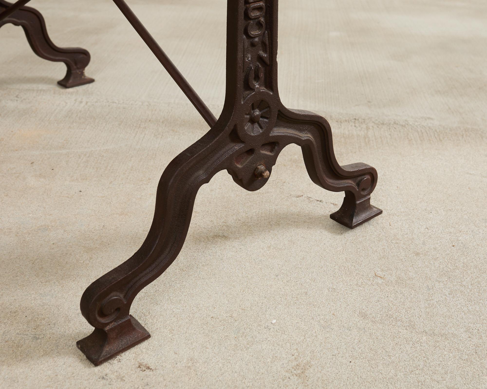 Table Art nouveau français à triple piédestal en fer et bronze en vente 9