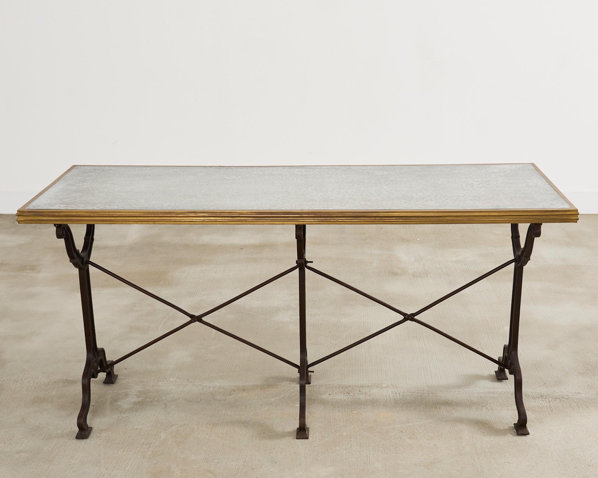 Moulage Table Art nouveau français à triple piédestal en fer et bronze en vente