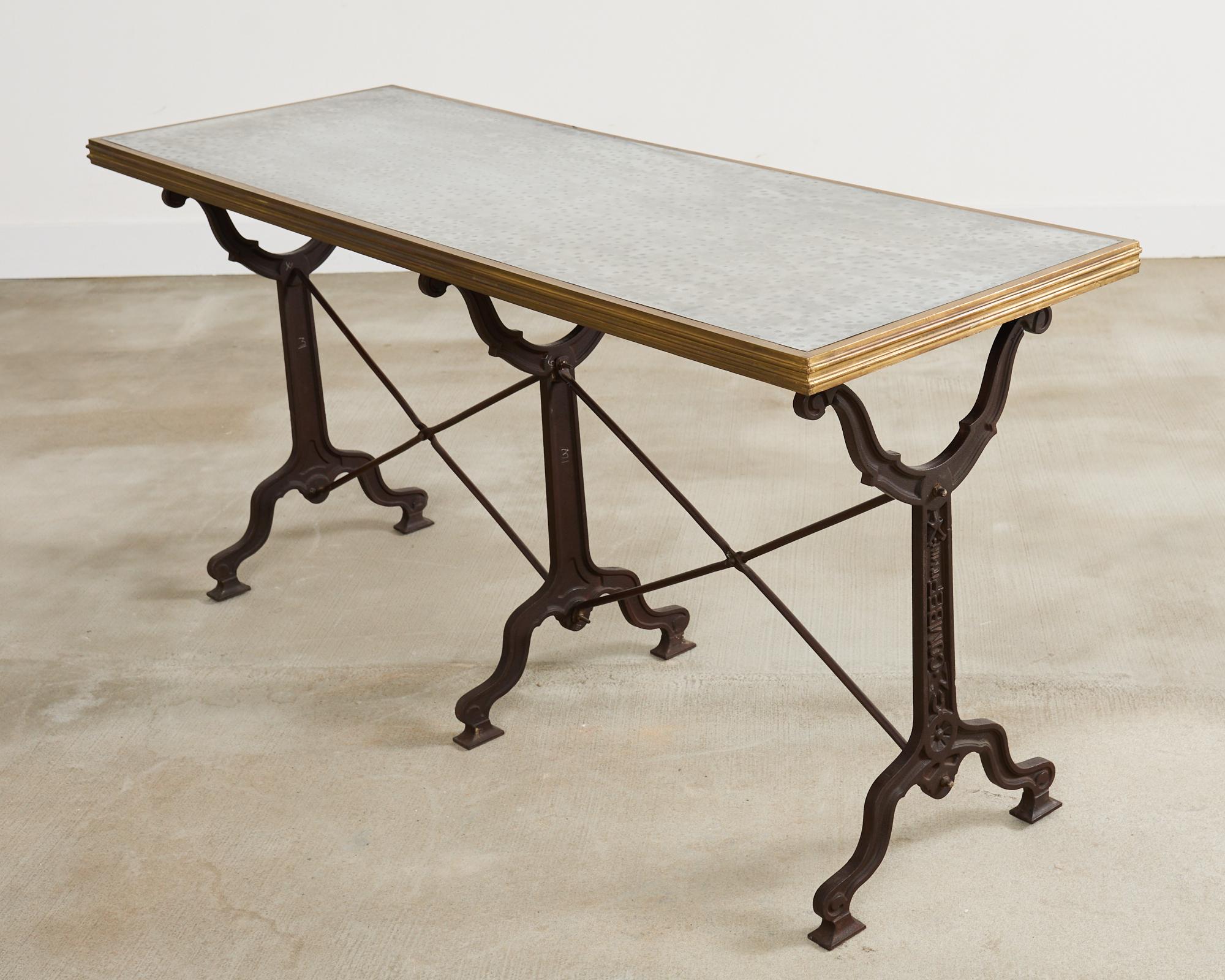 Table Art nouveau français à triple piédestal en fer et bronze Bon état - En vente à Rio Vista, CA