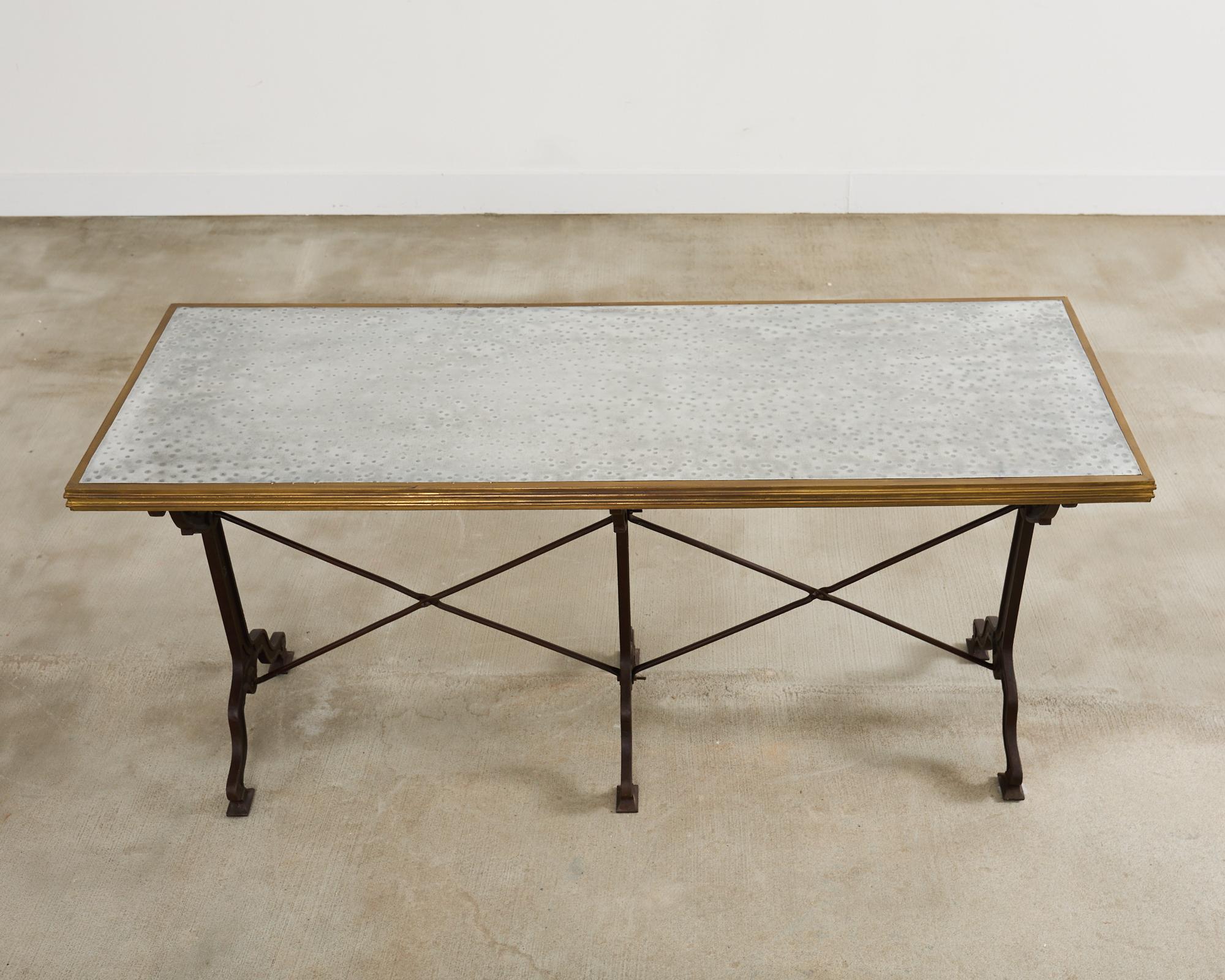 20ième siècle Table Art nouveau français à triple piédestal en fer et bronze en vente