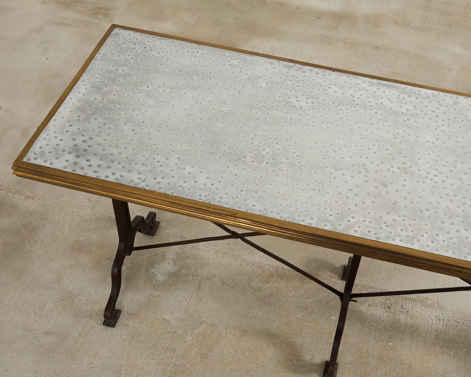 Bronze Table Art nouveau français à triple piédestal en fer et bronze en vente