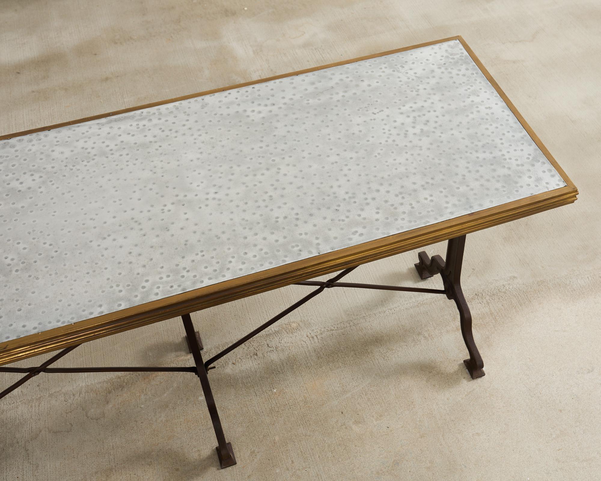 Table Art nouveau français à triple piédestal en fer et bronze en vente 1