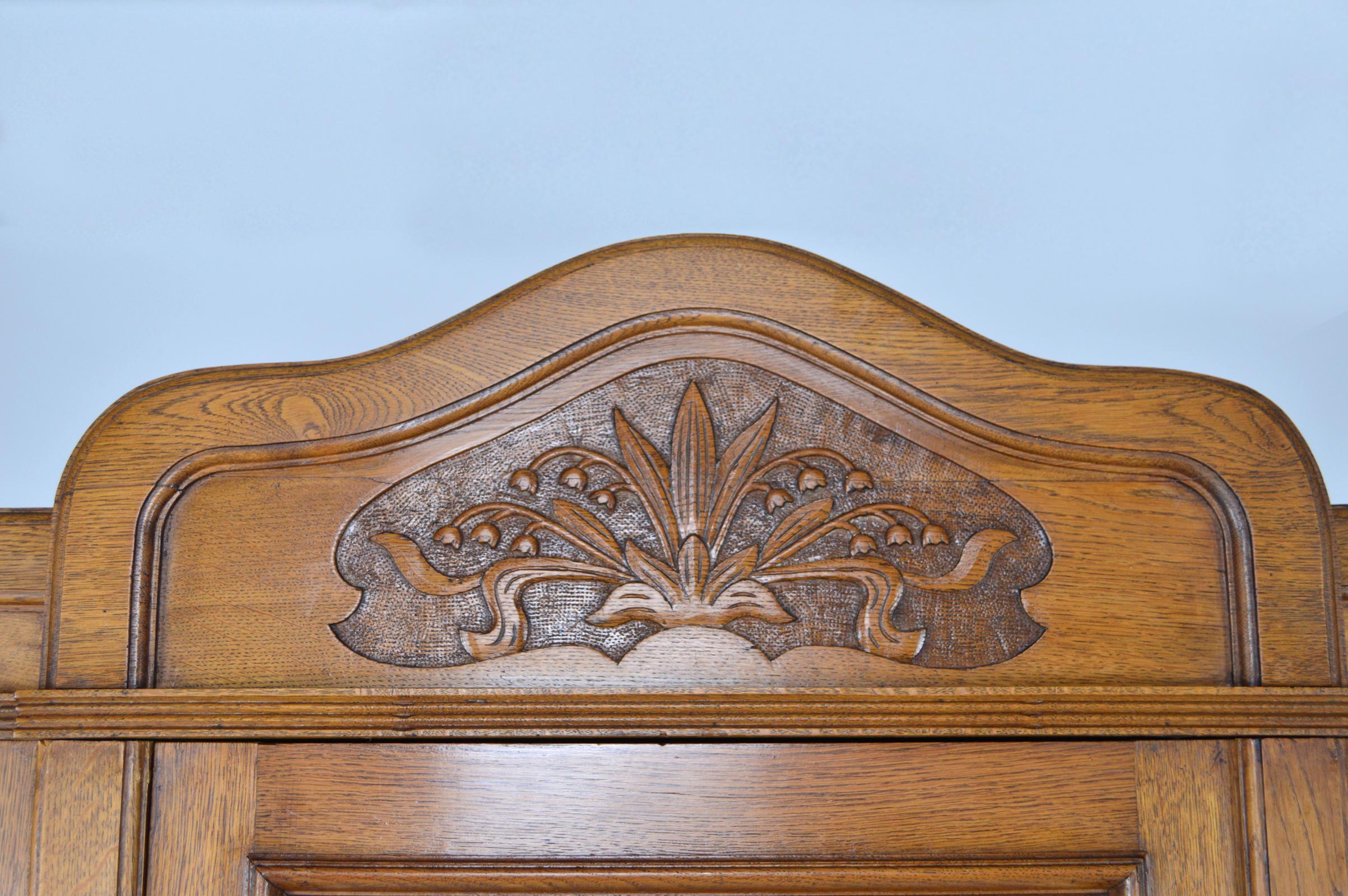 French Art Nouveau Twin Beds Bedroom Set of 3 in Solid Carved Oak, circa 1910 For Sale 5