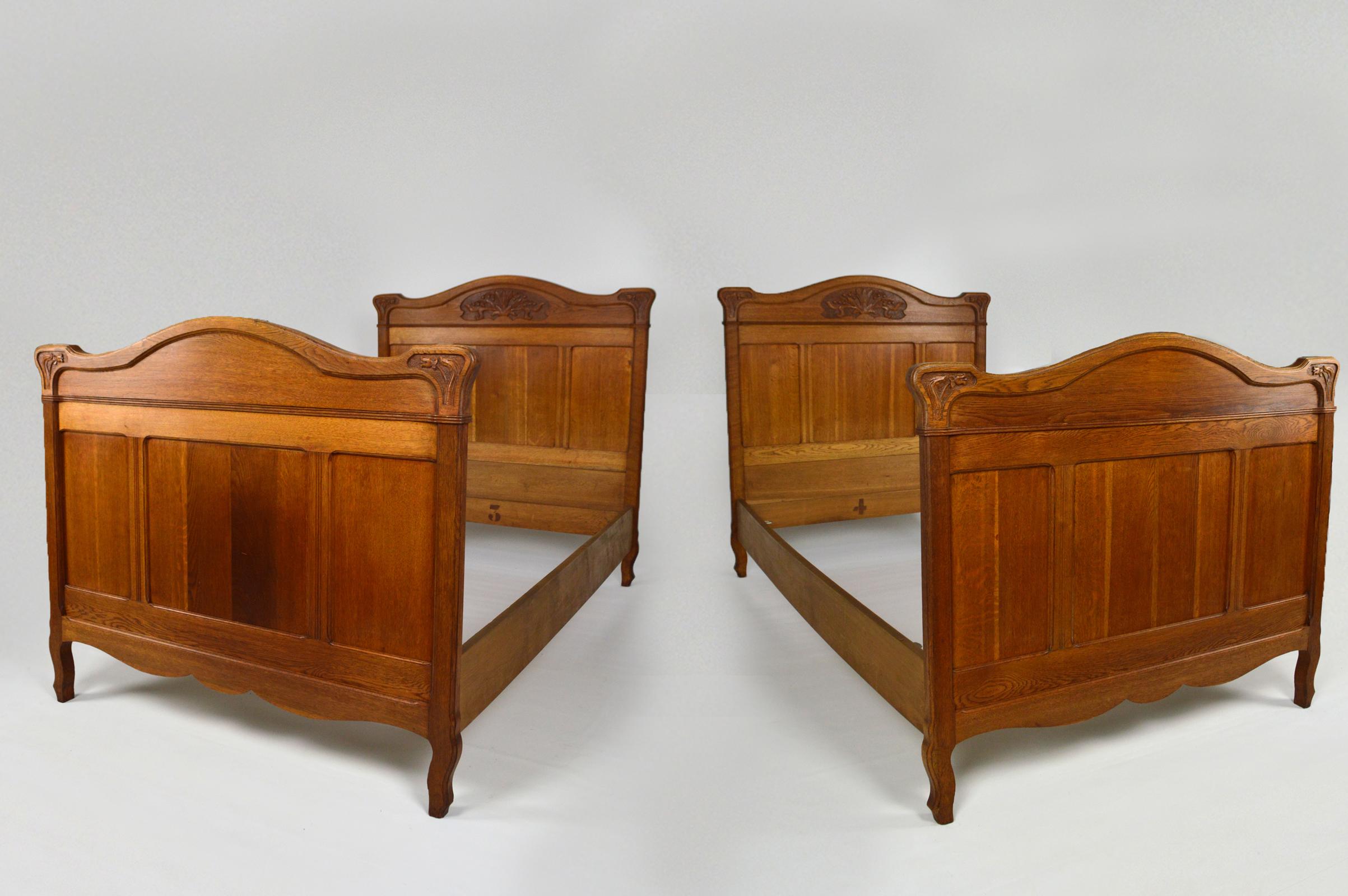 French Art Nouveau Twin Beds Bedroom Set of 3 in Solid Carved Oak, circa 1910 For Sale 8