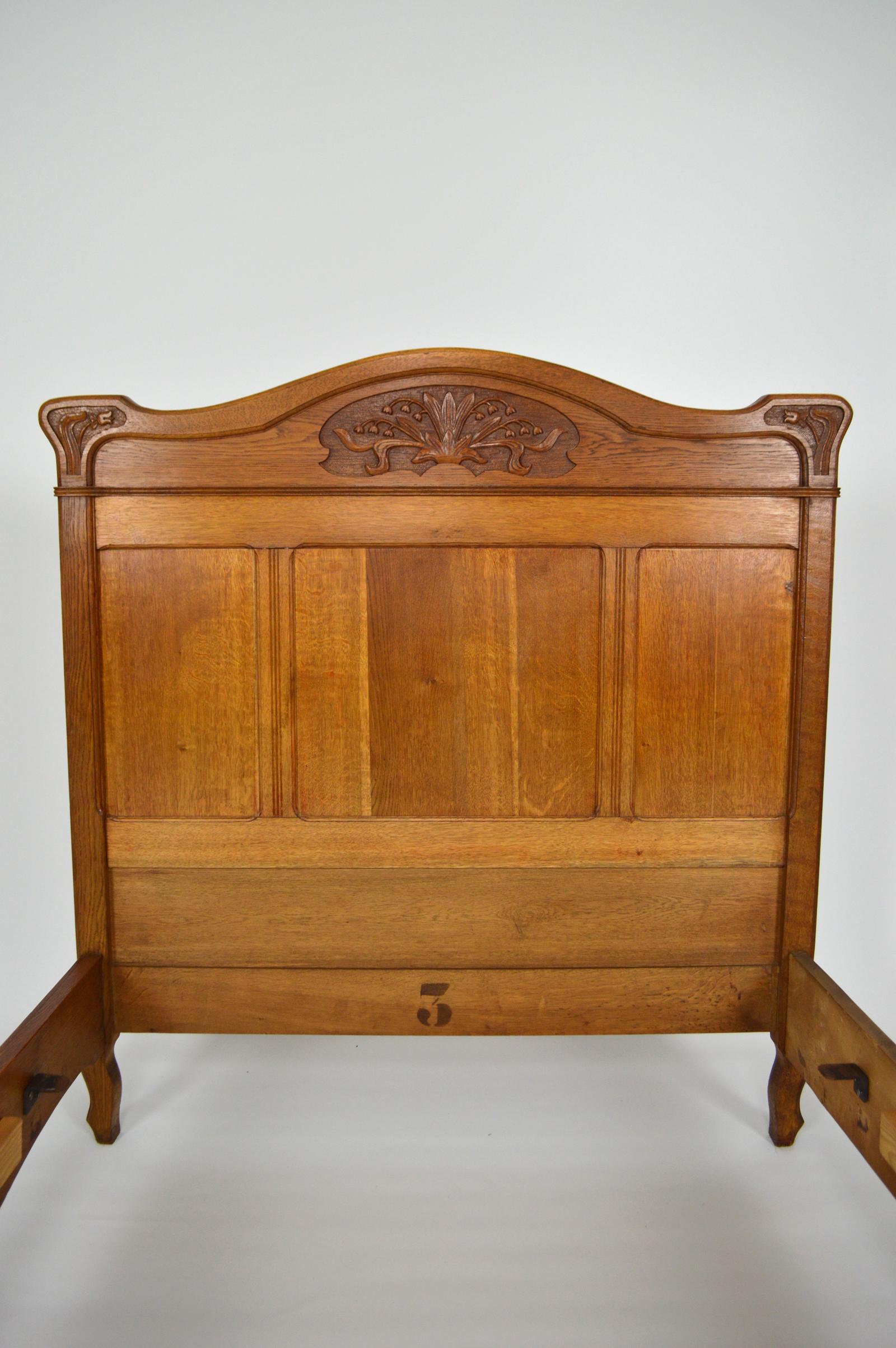 French Art Nouveau Twin Beds Bedroom Set of 3 in Solid Carved Oak, circa 1910 For Sale 9