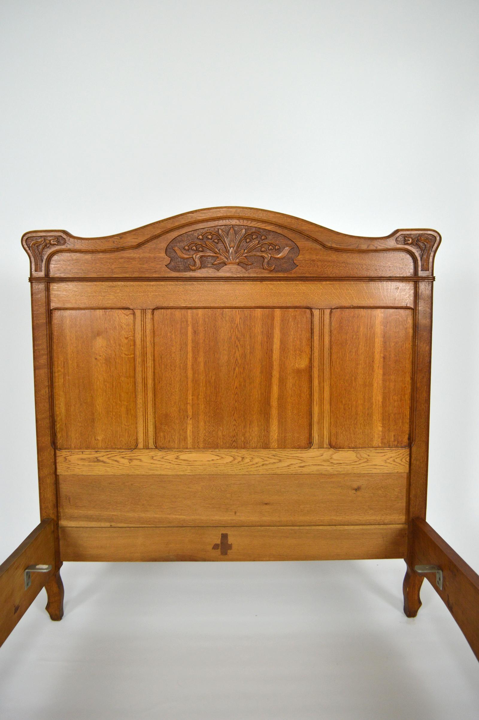 French Art Nouveau Twin Beds Bedroom Set of 3 in Solid Carved Oak, circa 1910 For Sale 10