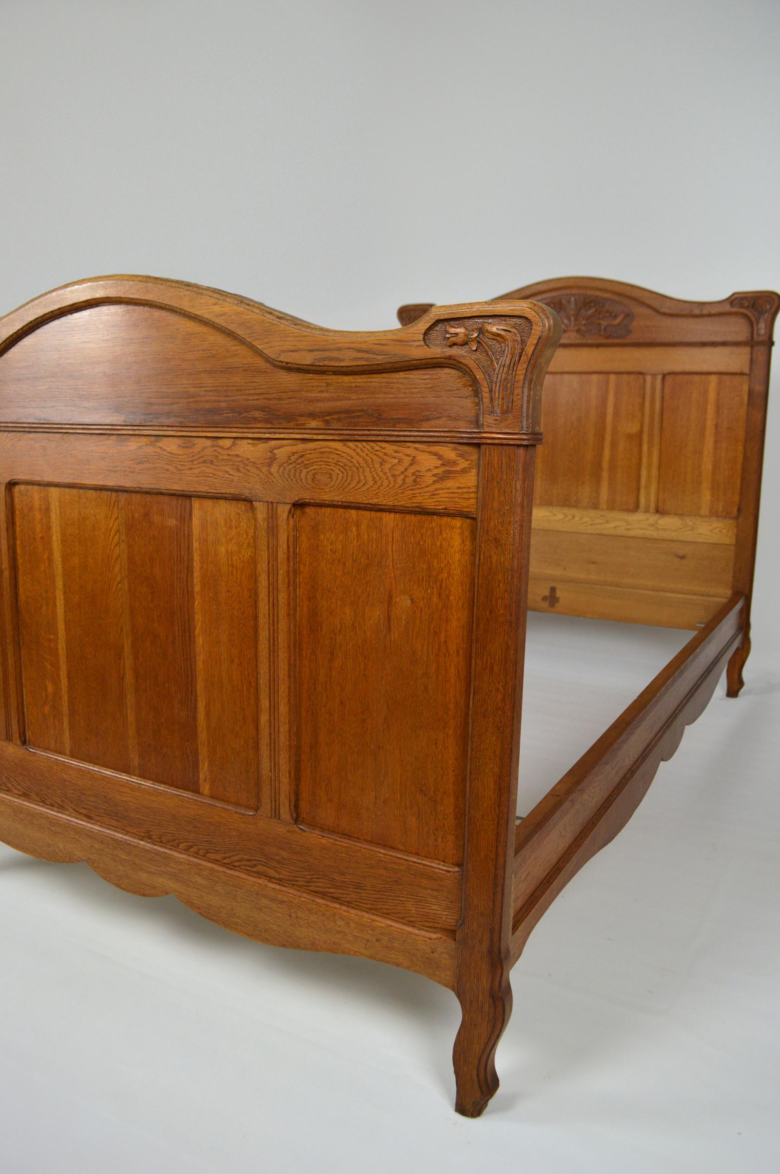 French Art Nouveau Twin Beds Bedroom Set of 3 in Solid Carved Oak, circa 1910 For Sale 11