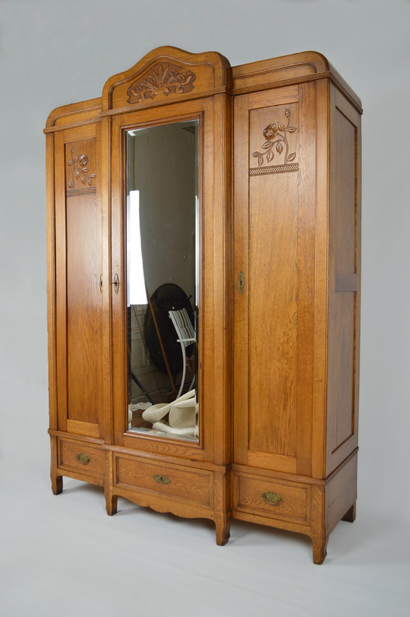 Wonderful Art Nouveau twin beds bedroom set of 3, in carved oak on a floral theme:
- 2 twin beds
- 1 wardrobe

In wonderful condition, wood treated against xylophages.

France, circa 1910.

Measures: Beds: 
Height 123 cm / 100 cm, depth 194