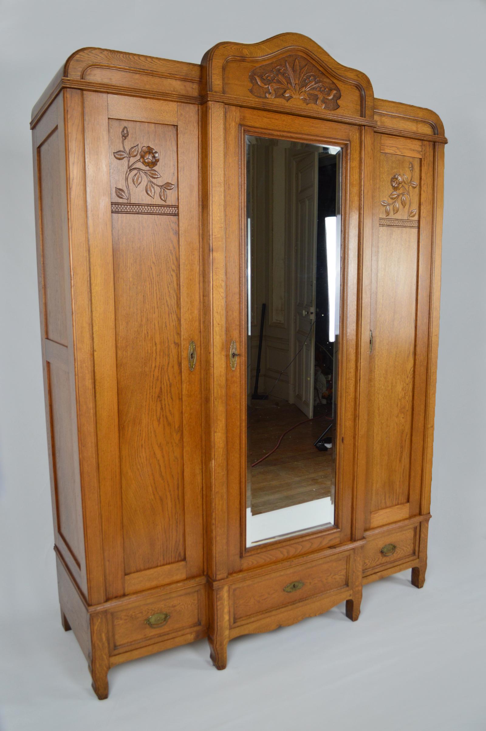 Beveled French Art Nouveau Twin Beds Bedroom Set of 3 in Solid Carved Oak, circa 1910 For Sale