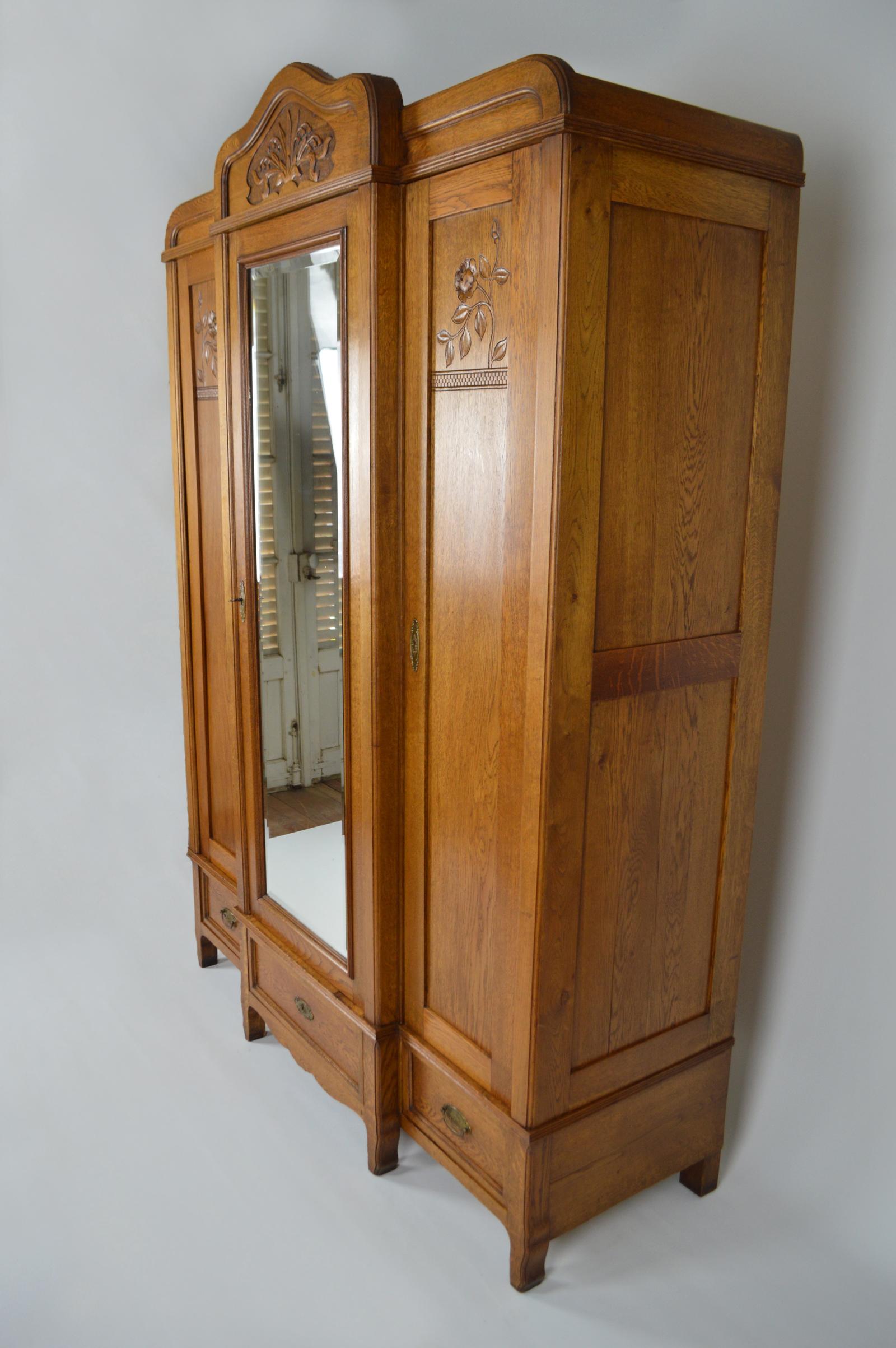 French Art Nouveau Twin Beds Bedroom Set of 3 in Solid Carved Oak, circa 1910 In Good Condition For Sale In L'Etang, FR