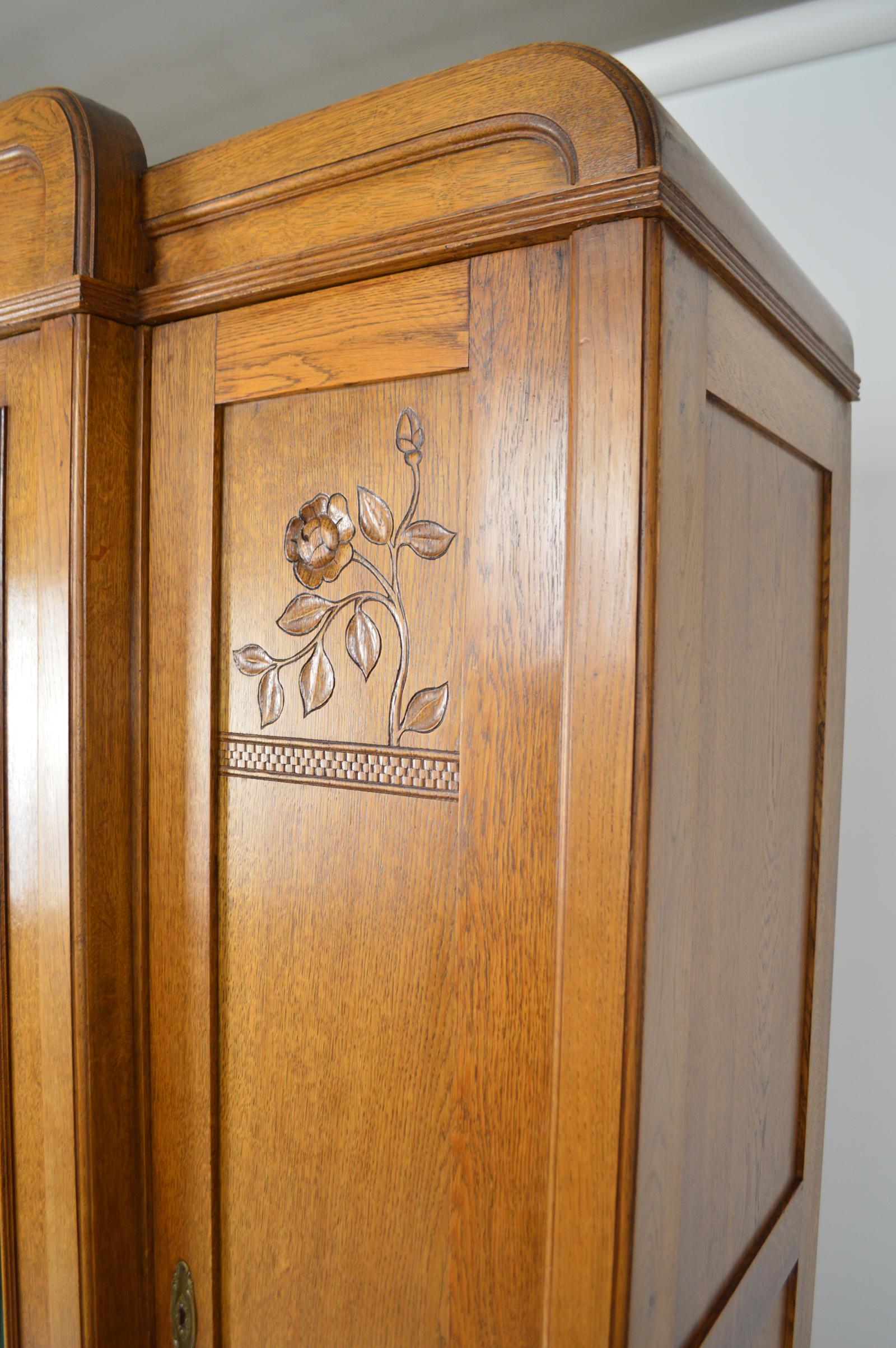 French Art Nouveau Twin Beds Bedroom Set of 3 in Solid Carved Oak, circa 1910 For Sale 2