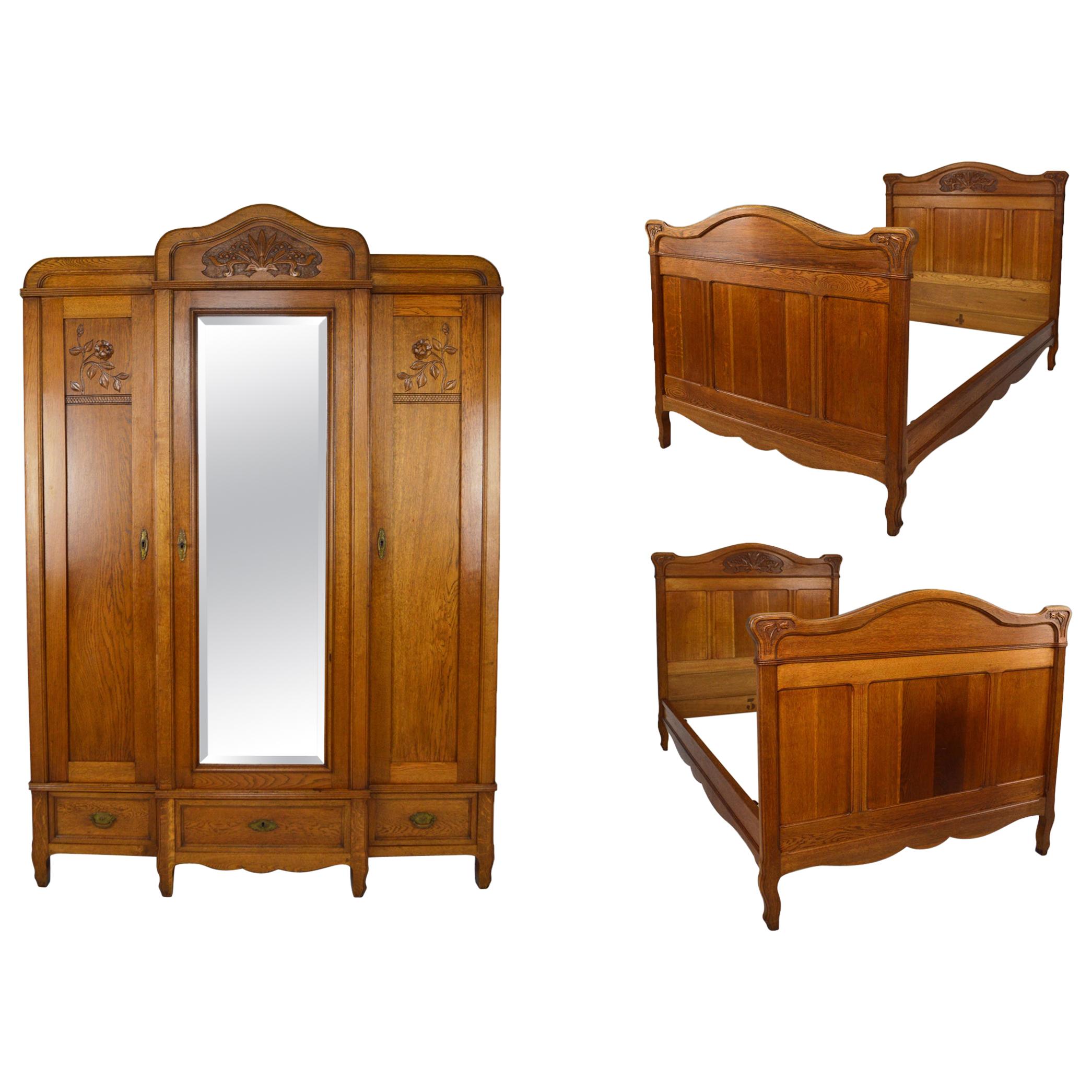 French Art Nouveau Twin Beds Bedroom Set of 3 in Solid Carved Oak, circa 1910 For Sale