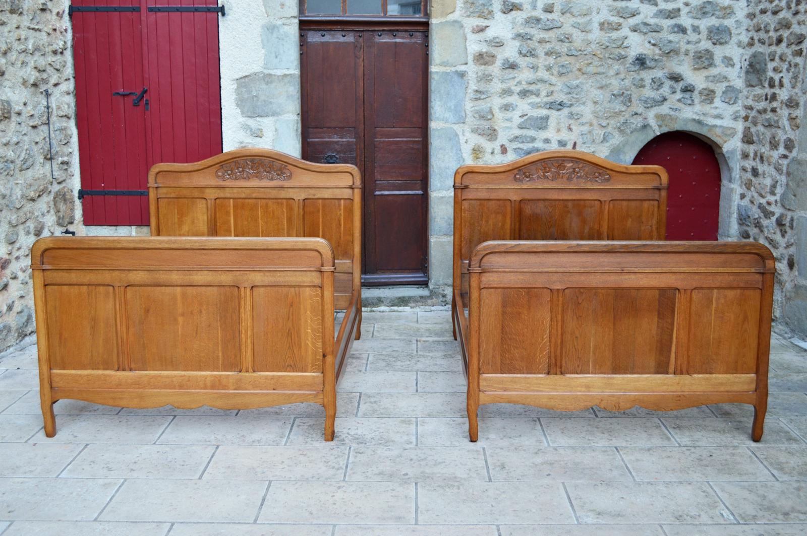 Wonderful Art Nouveau twin beds bedroom set of 5, in carved oak on a floral theme:
-2 twin beds
-1 wardrobe
-1 chest of drawers / coiffeuse
-1 nightstand

In wonderful condition.

France, circa 1910.

Measures: Beds: 142 cm x 196 cm x 127