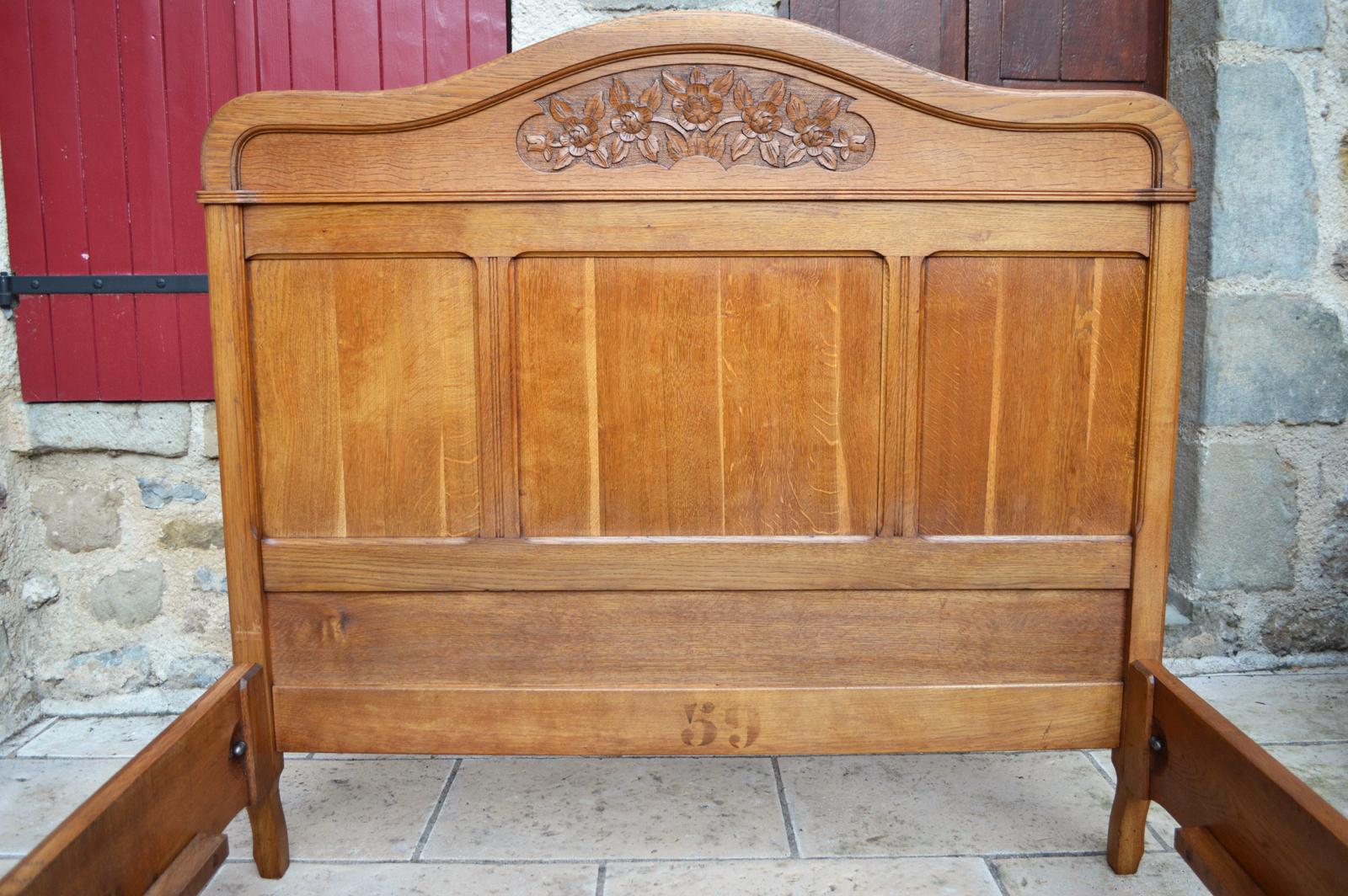 Early 20th Century French Art Nouveau Twin Beds Bedroom Set of 5 in Solid Carved Oak, circa 1910 For Sale