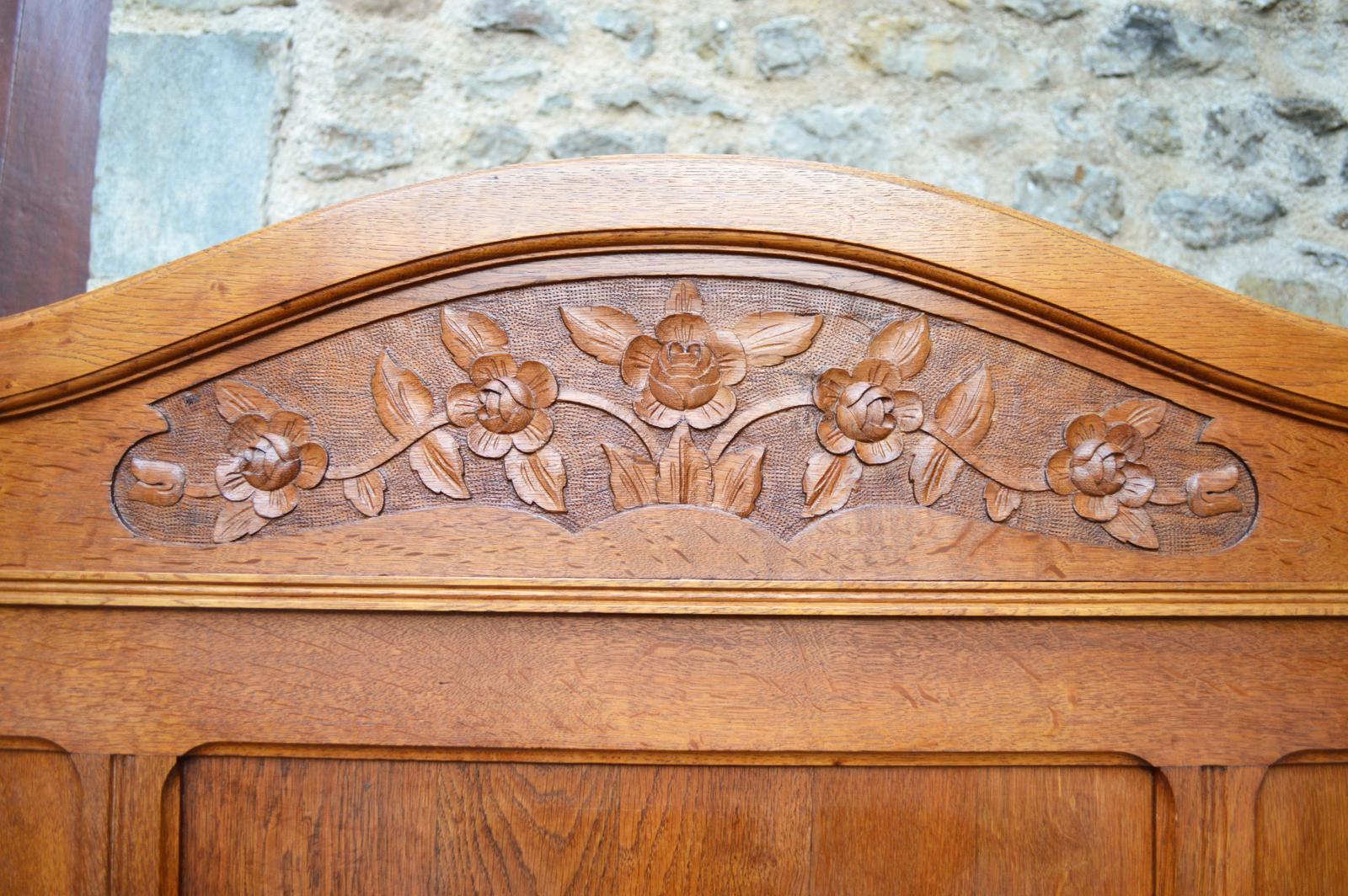 Marble French Art Nouveau Twin Beds Bedroom Set of 5 in Solid Carved Oak, circa 1910 For Sale