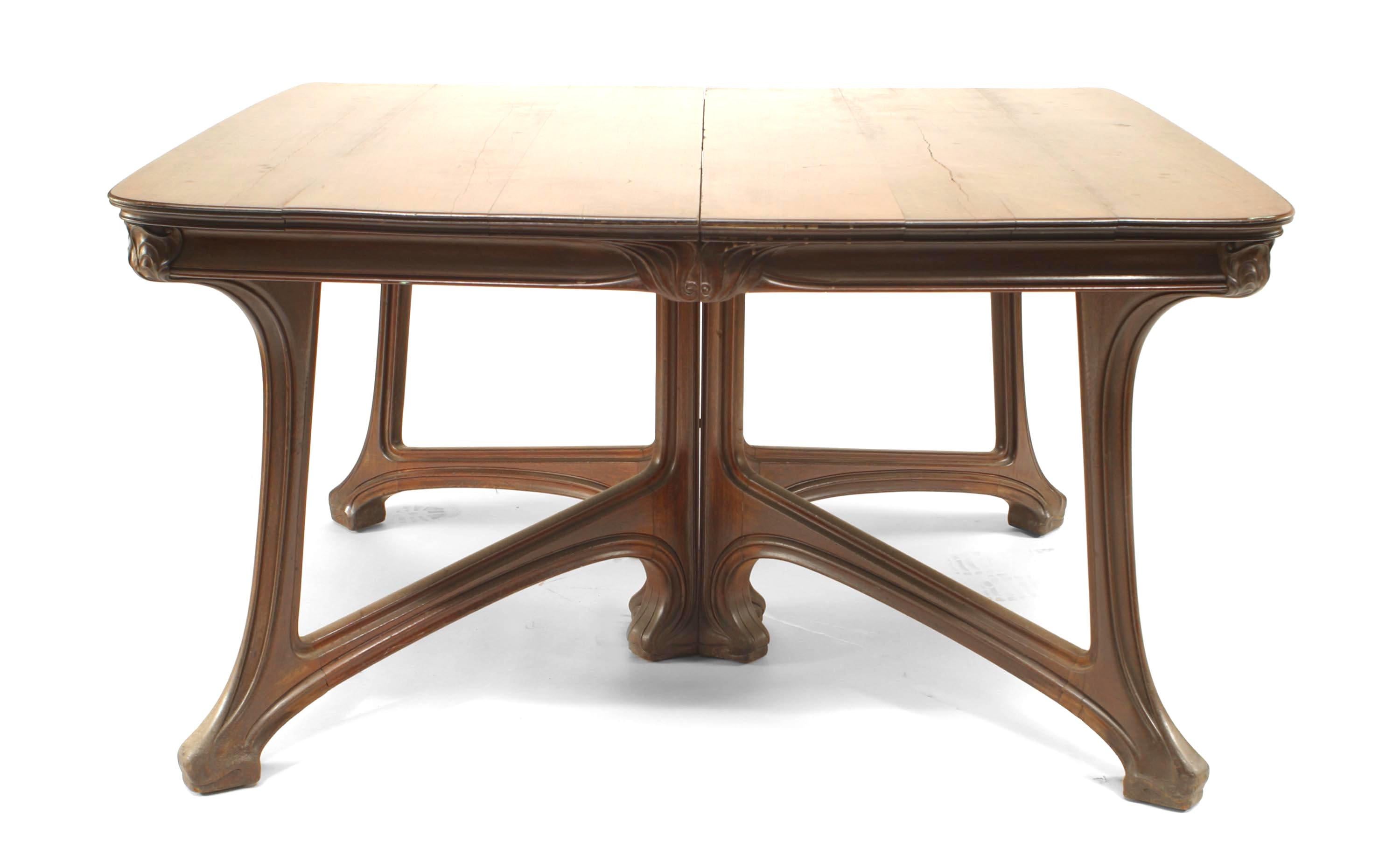Table de salle à manger Art Nouveau en noyer, à 2 sections et à brancard. (GAILLARD - page 386, Collectors Encyclopedia of Antiques) (Related Item : 051039)

