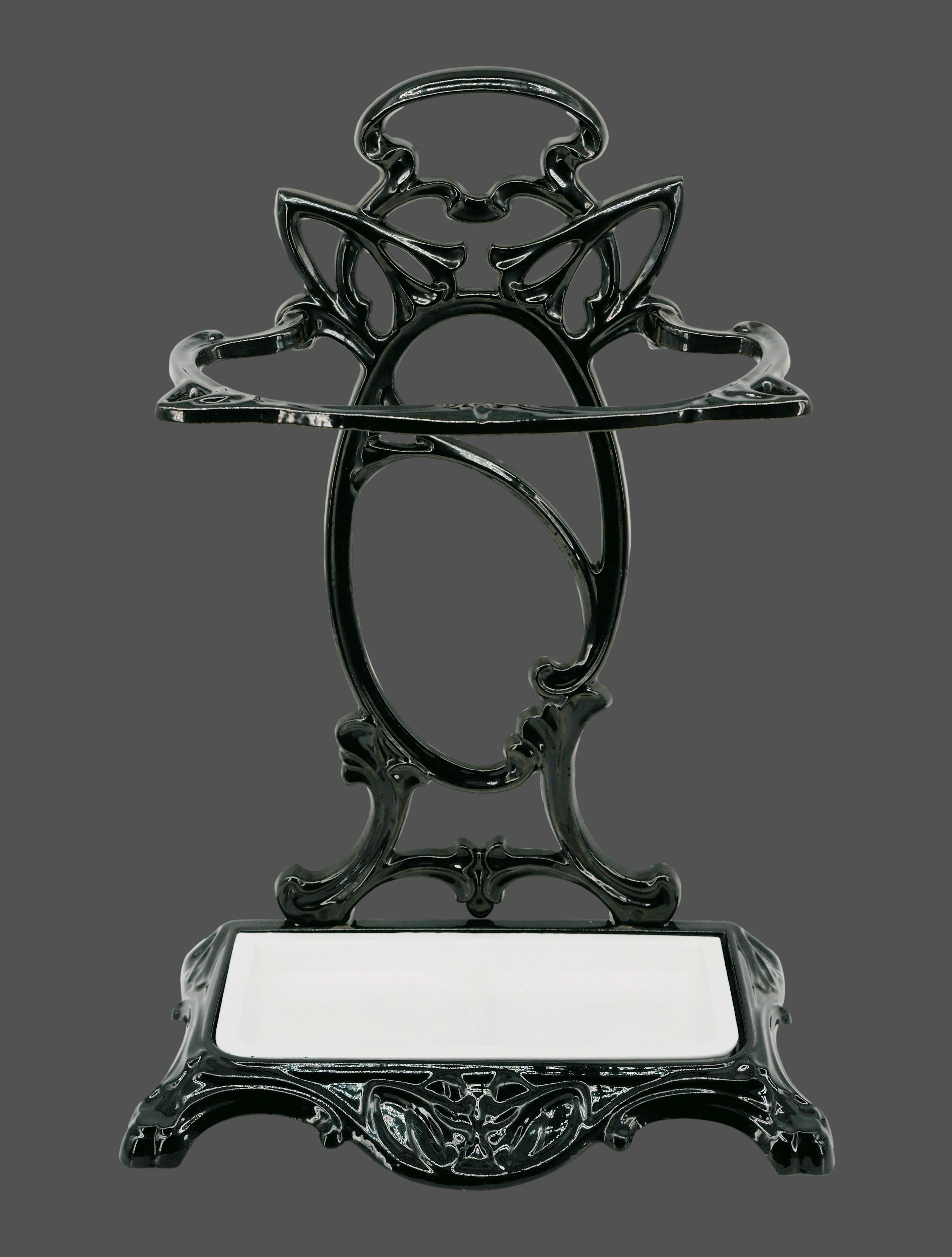 Portaombrelli francese Art Nouveau, Francia, 1900 ca. Ghisa smaltata in bianco e nero (apparecchio e serbatoio). Altezza: 60 cm, Larghezza: 41 cm, Profondità: 21 cm. Marcato 