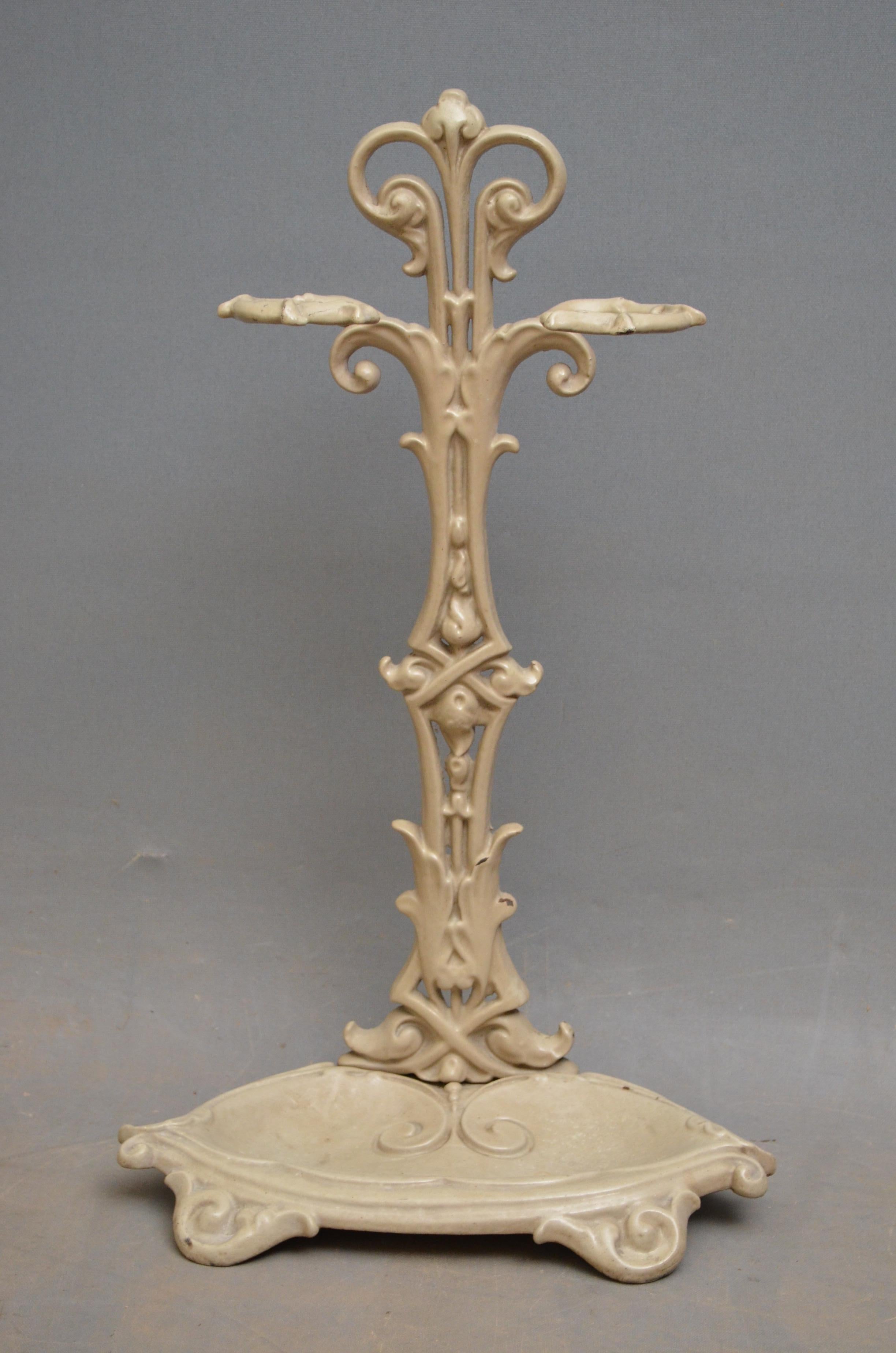 K0293 Französischer Jugendstil-Schirmständer in fließender, organischer Form, mit originaler, farbloser Emaille. Dieser Schirmständer würde sich auch gut als Feuereisenständer eignen. Alles in gebrauchsfähigem Zustand, ohne Risse, Brüche oder alte
