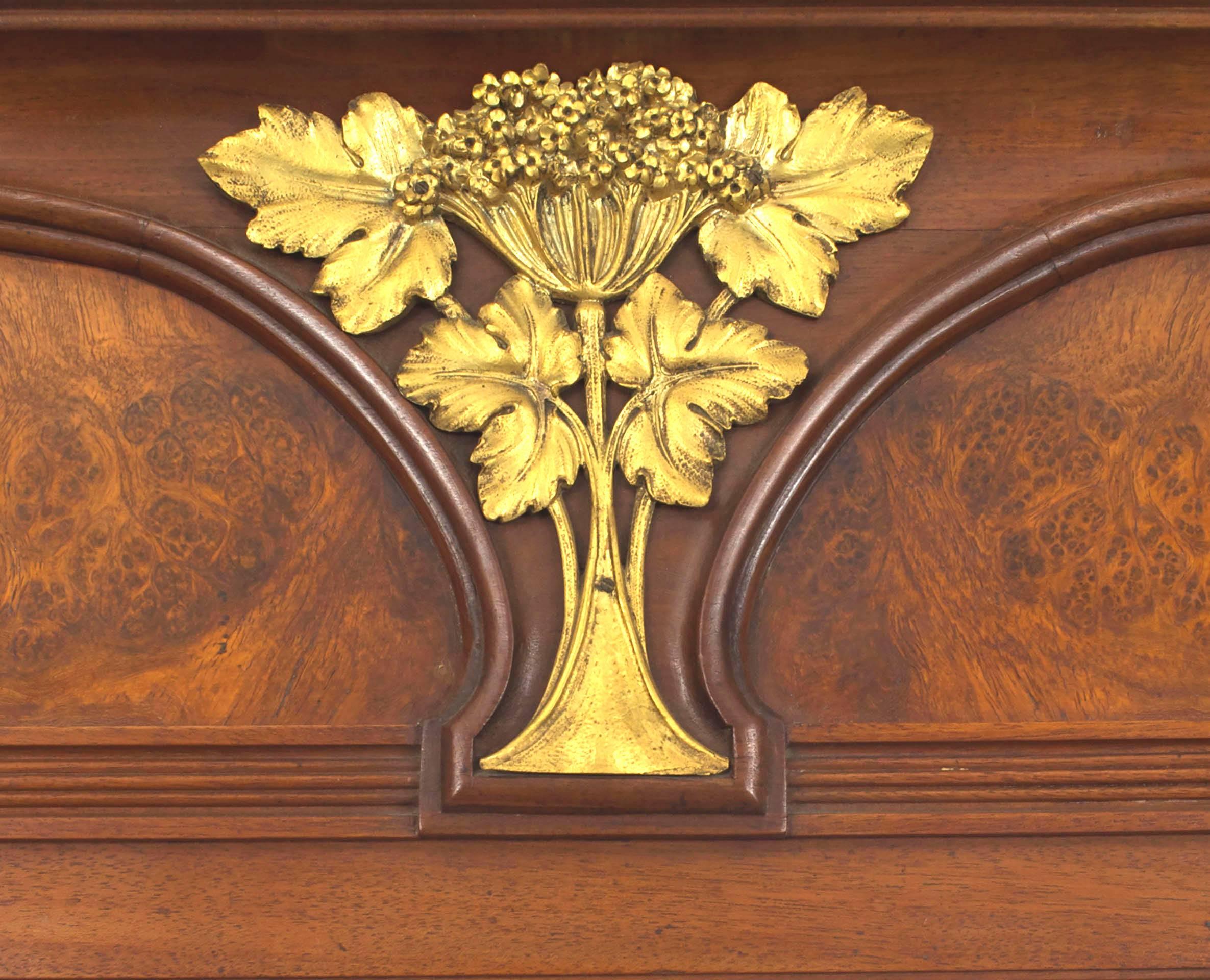 Specchio da parete Louis Majorelle - Art Nouveau francese - in noce e bronzo In condizioni buone in vendita a Queens, NY