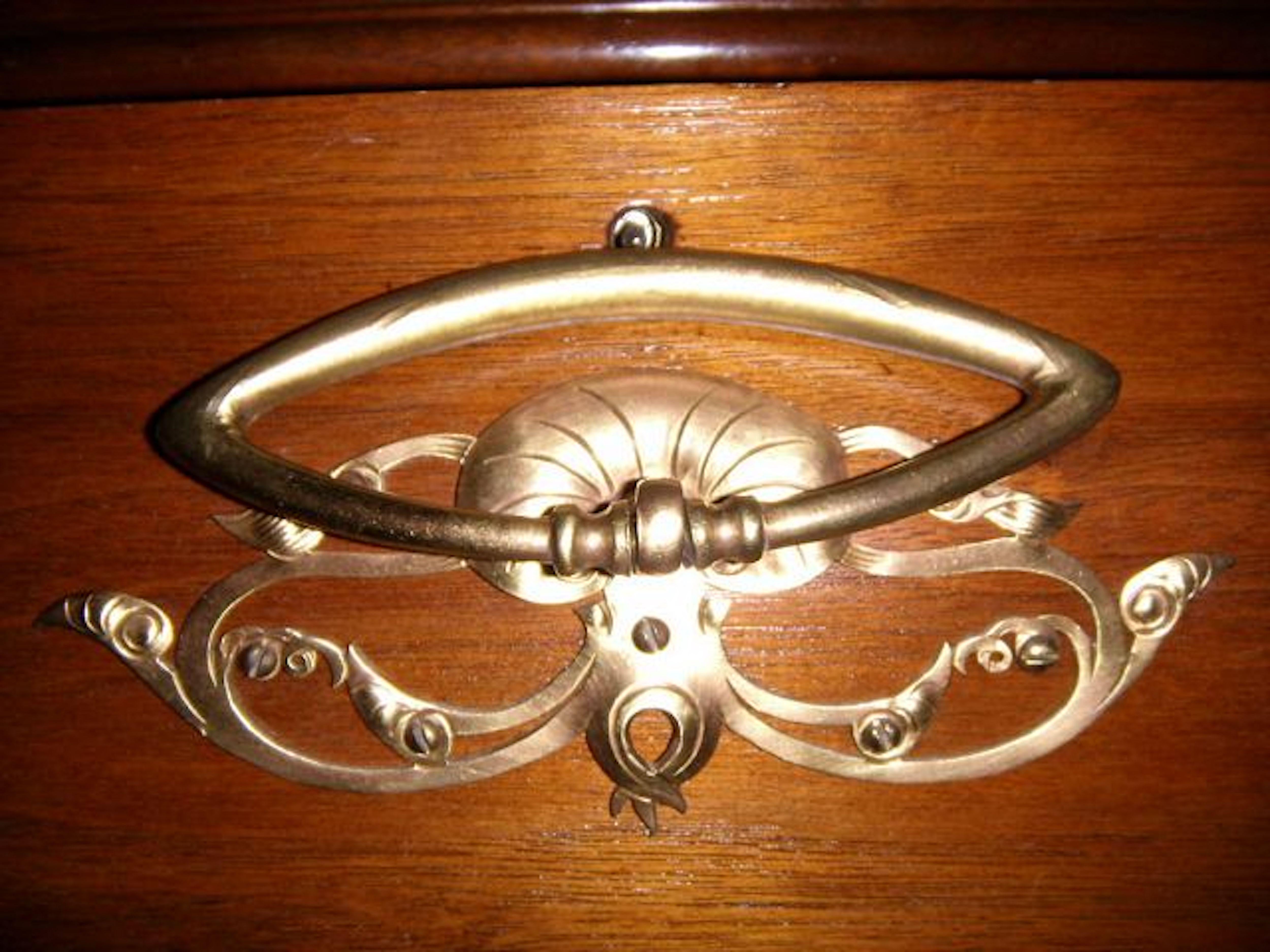 Vetrinetta in legno di noce in stile Art Nouveau francese in vendita 12