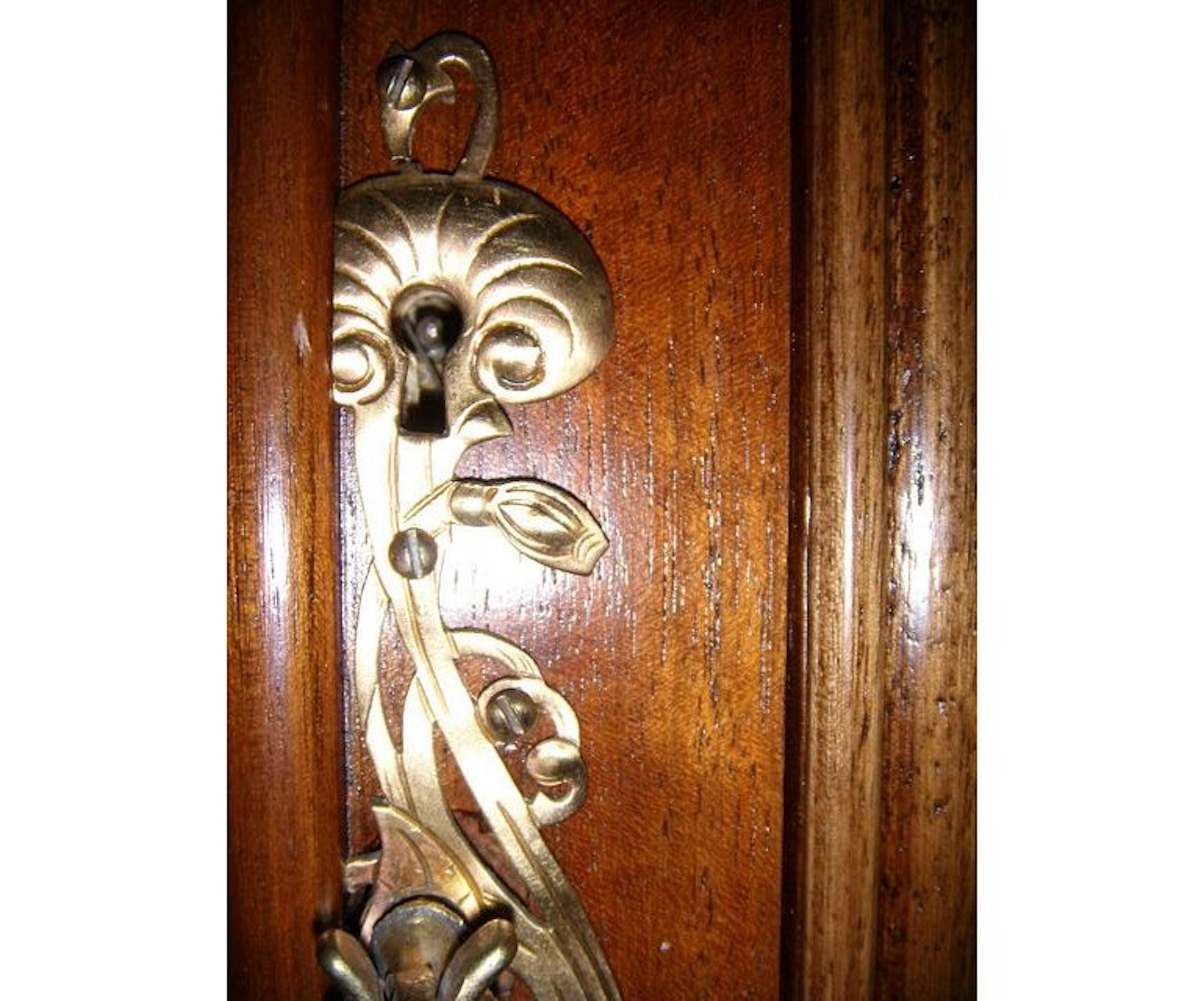 Vetrinetta in legno di noce in stile Art Nouveau francese in vendita 13