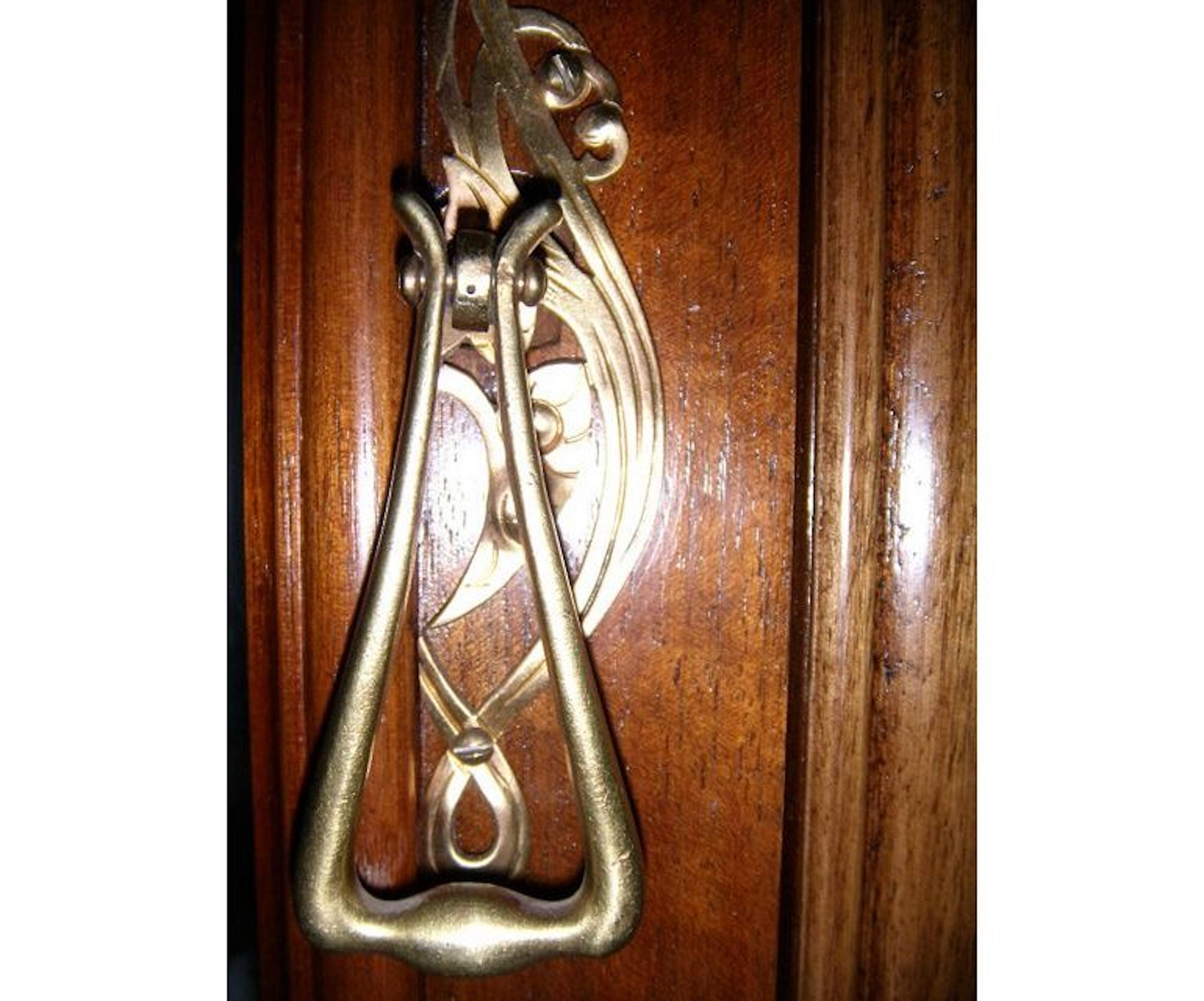 Vetrinetta in legno di noce in stile Art Nouveau francese in vendita 14