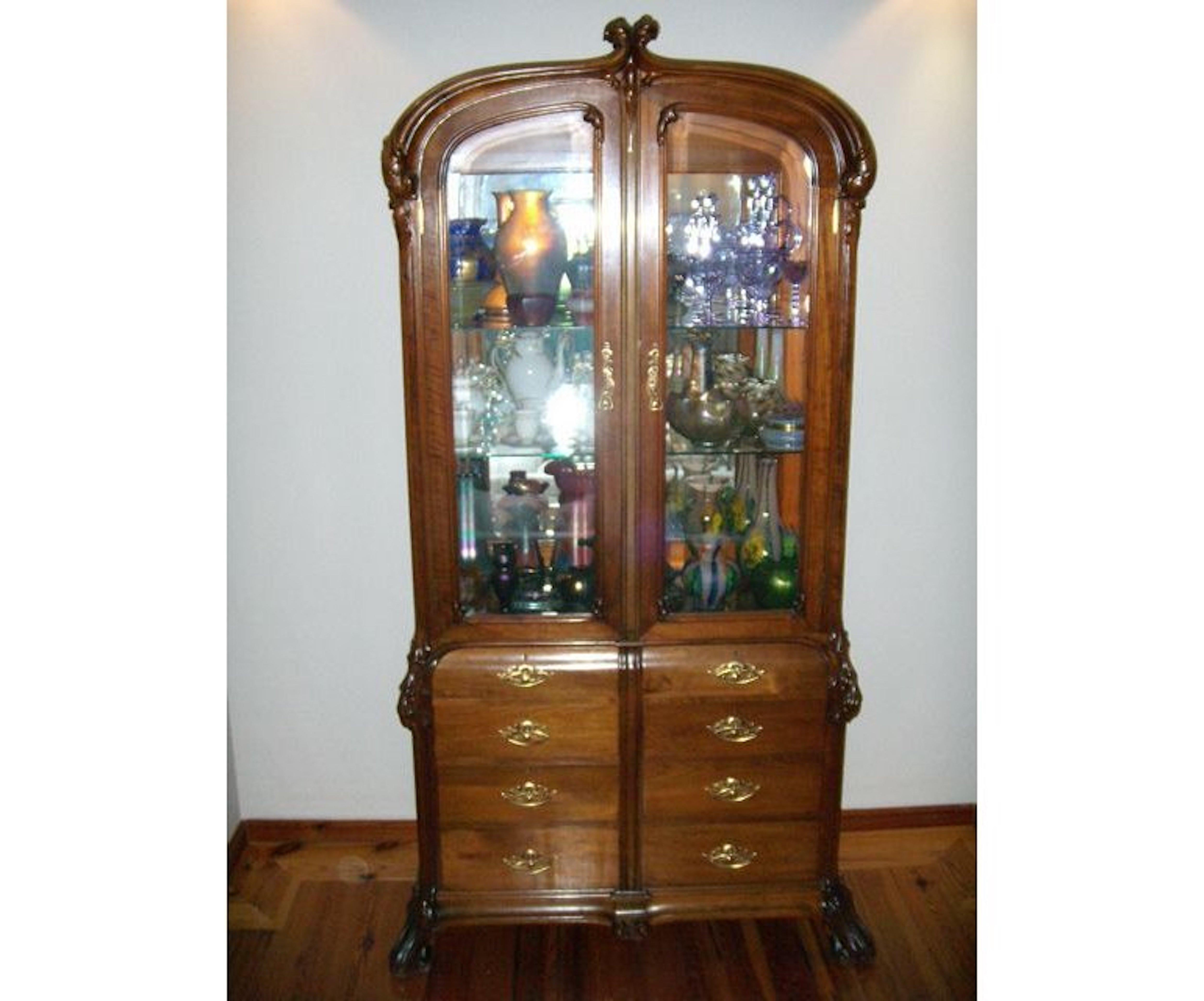 Vetrinetta in legno di noce in stile Art Nouveau francese In condizioni buone in vendita a London, GB