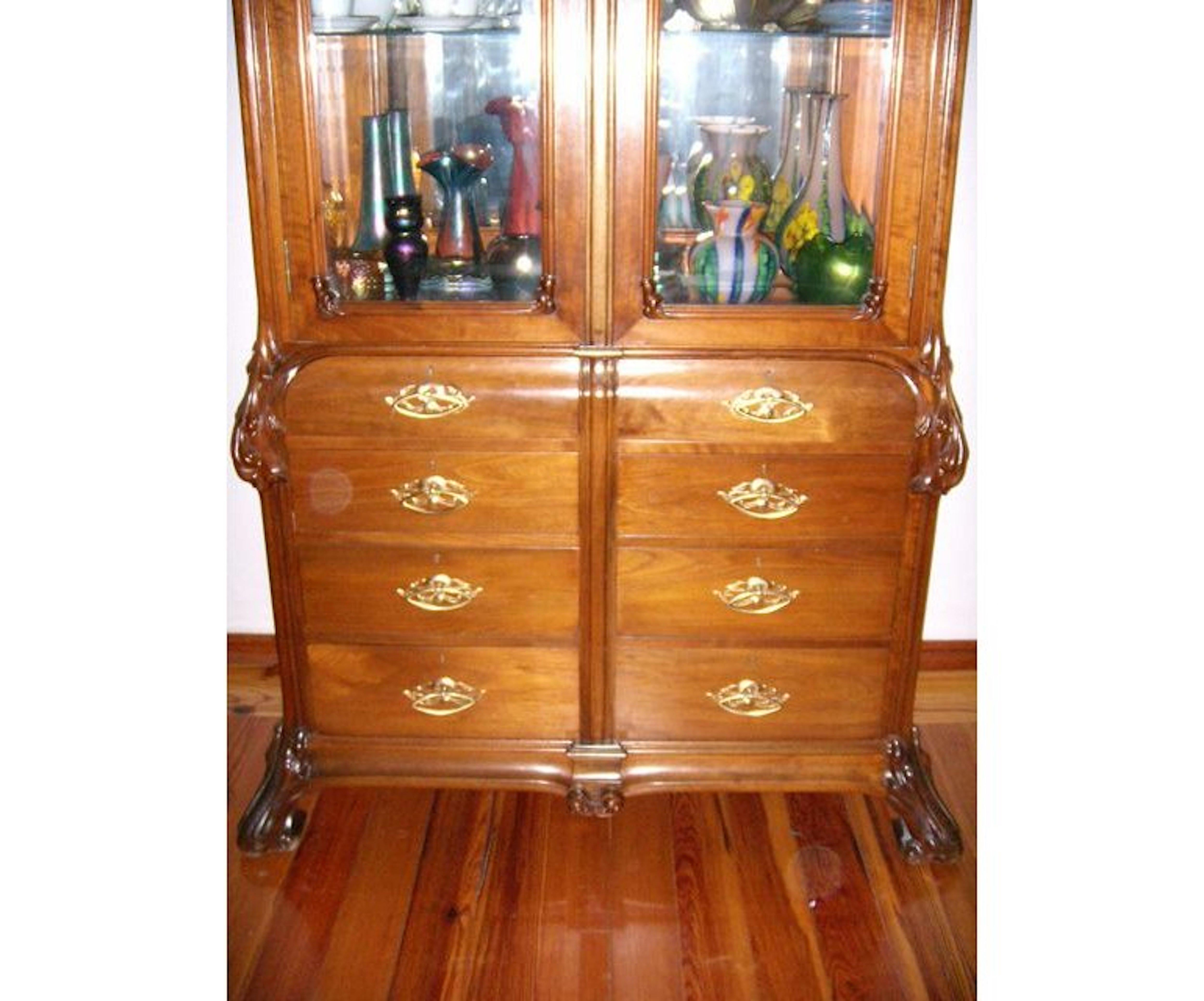 French Art Nouveau Walnut Display Cabinet In Good Condition For Sale In London, GB