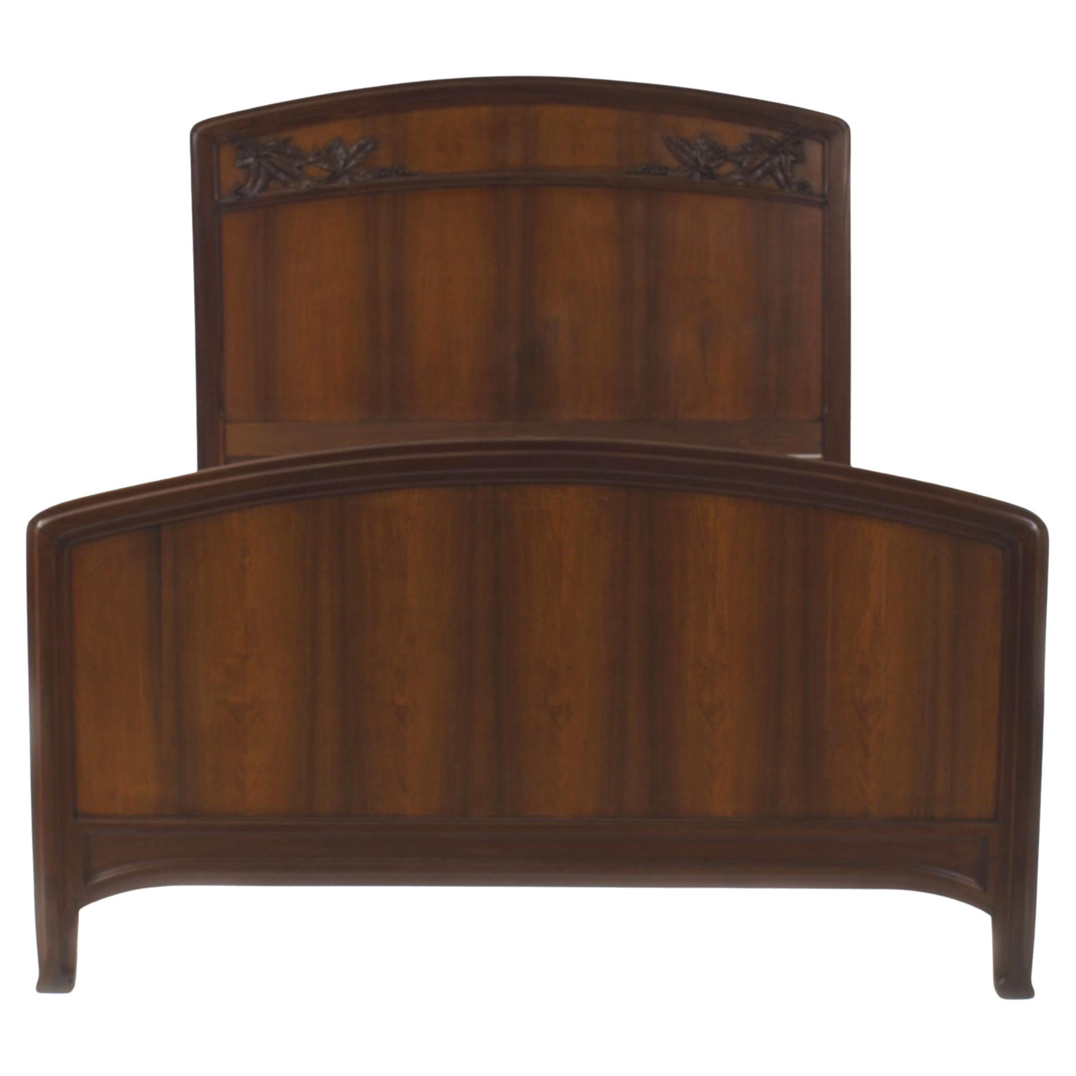 Letto completo in noce Art Nouveau francese in vendita