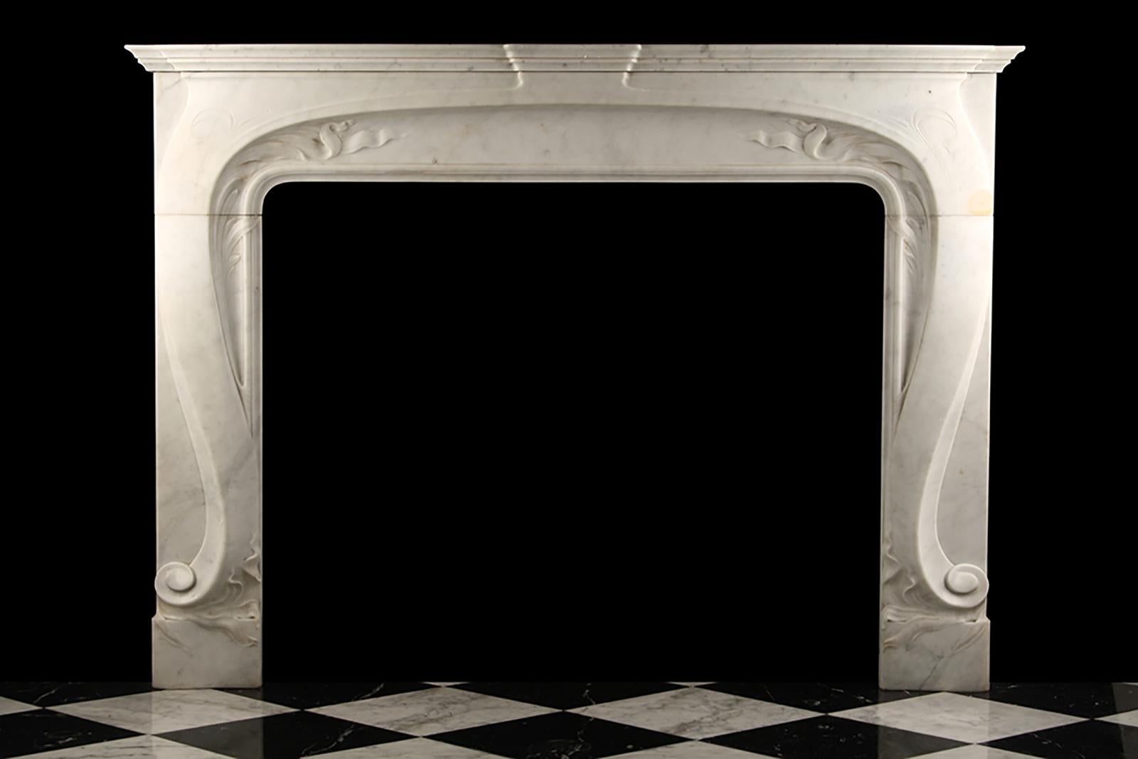 French Art Nouveau White Carrara Marble Mantelpiece In Good Condition For Sale In London, GB