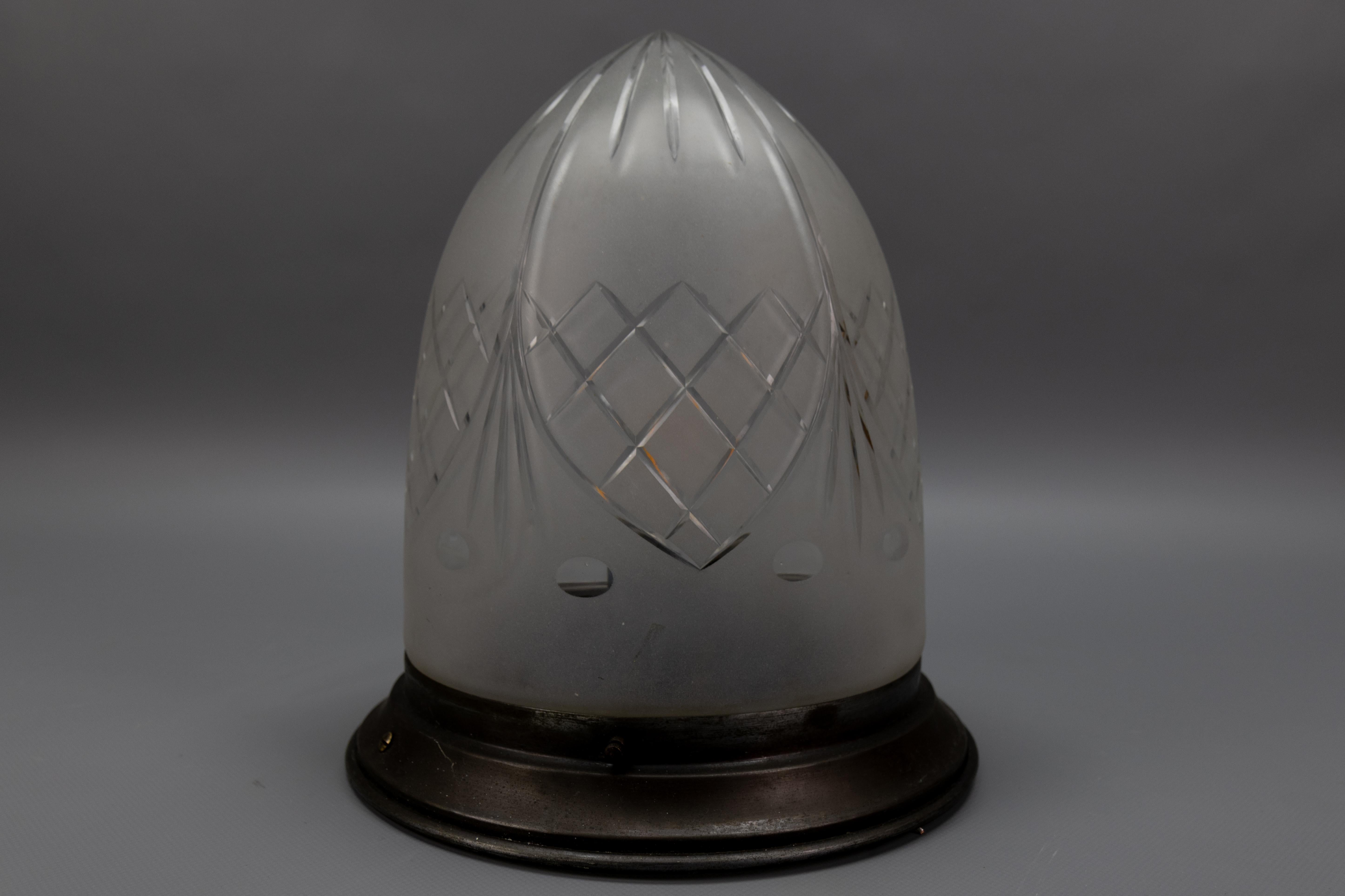 Plafonnier en métal et verre blanc dépoli de style Art Nouveau, années 1920 en vente 2