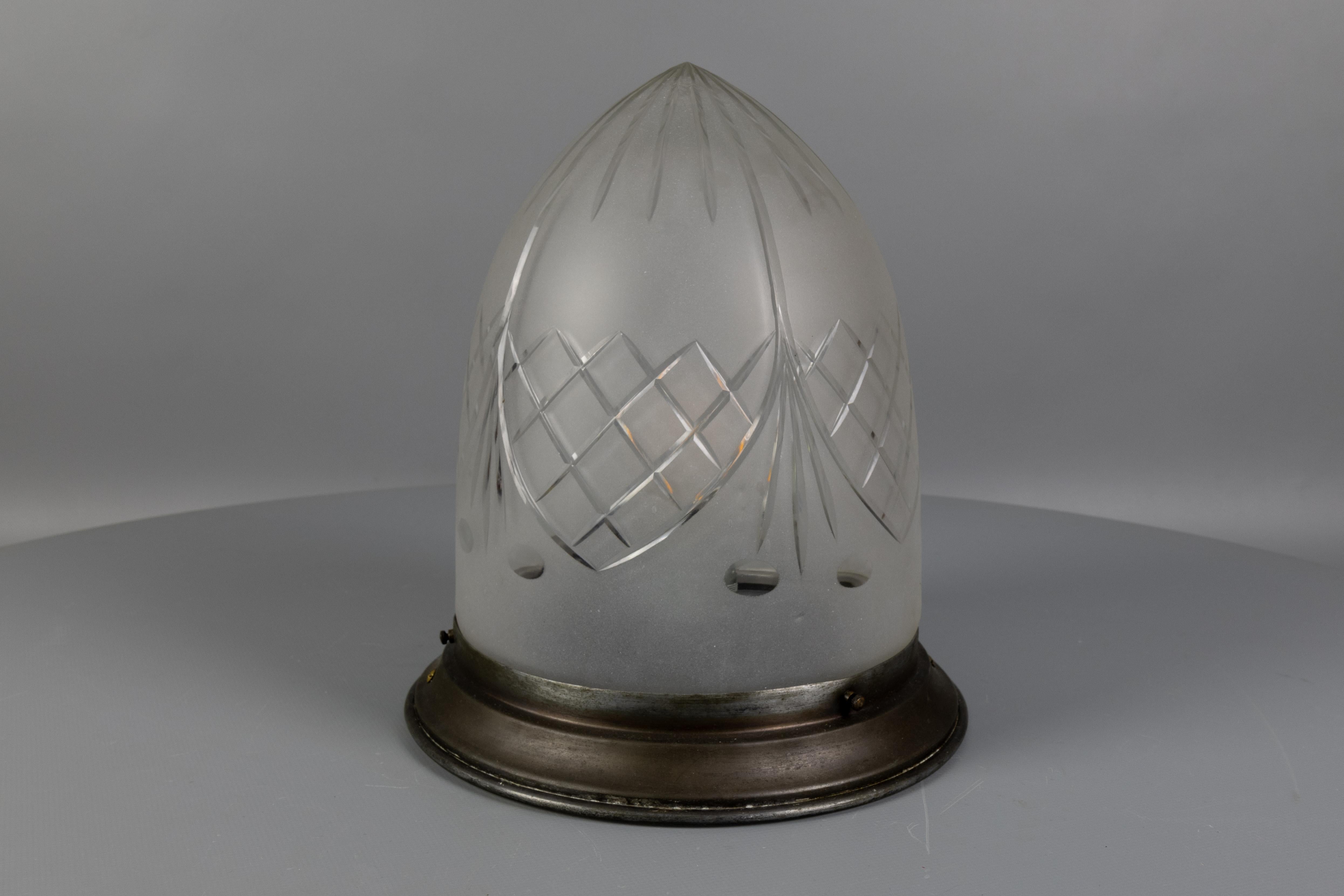 Plafonnier en métal et verre blanc dépoli de style Art Nouveau, années 1920 en vente 3
