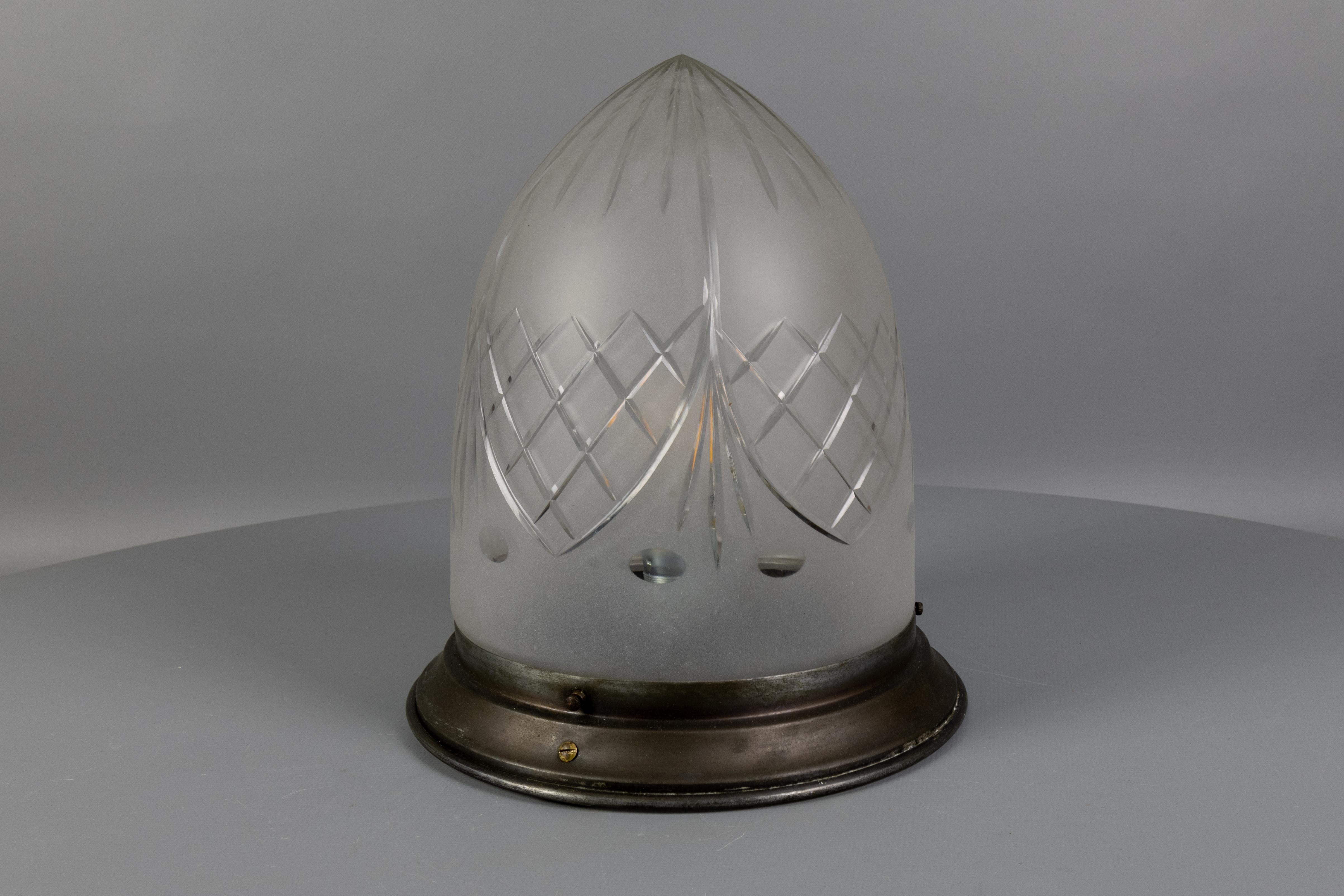 Plafonnier en métal et verre blanc dépoli de style Art Nouveau, années 1920 en vente 4