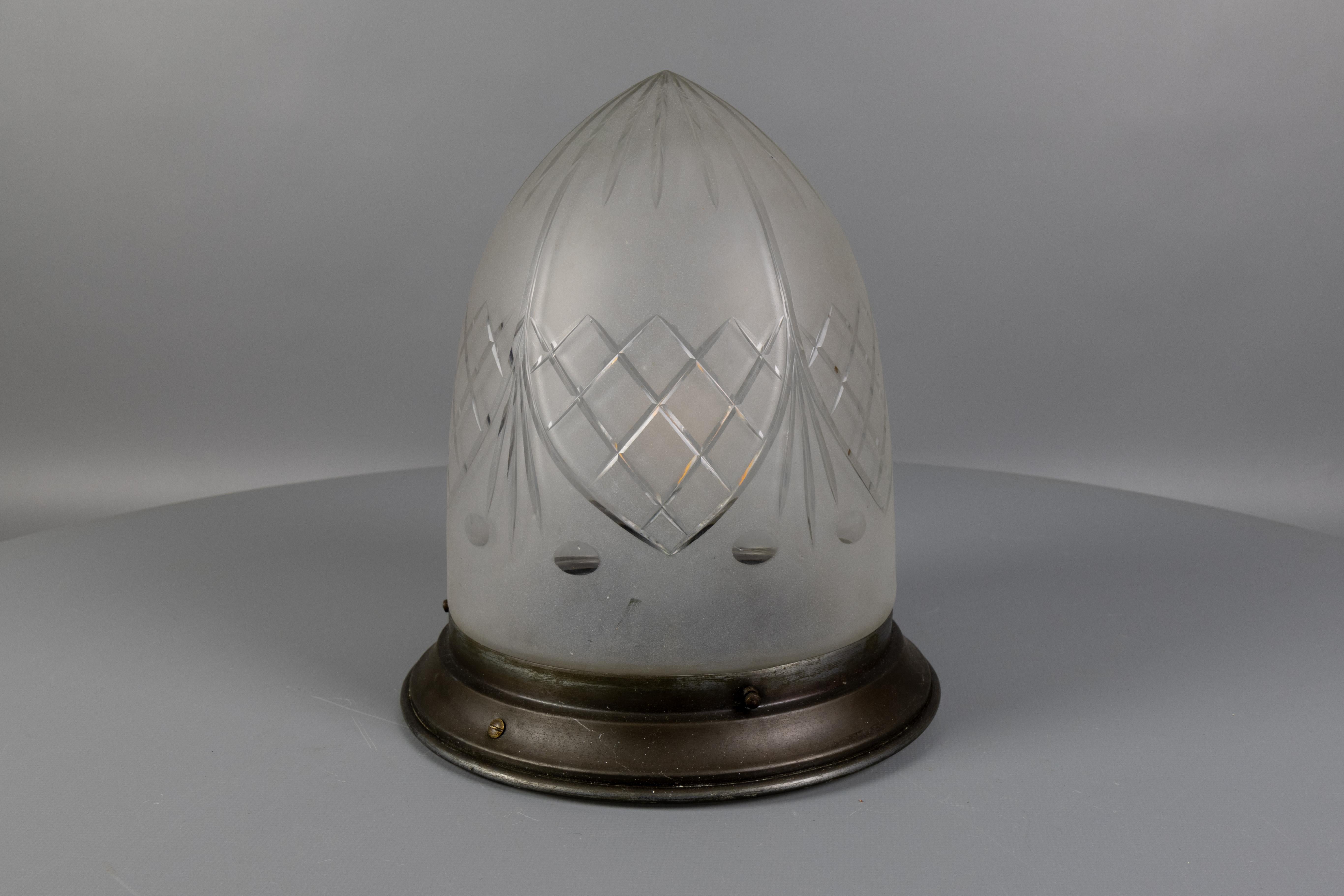 Plafonnier en métal et verre blanc dépoli de style Art Nouveau, années 1920 en vente 5