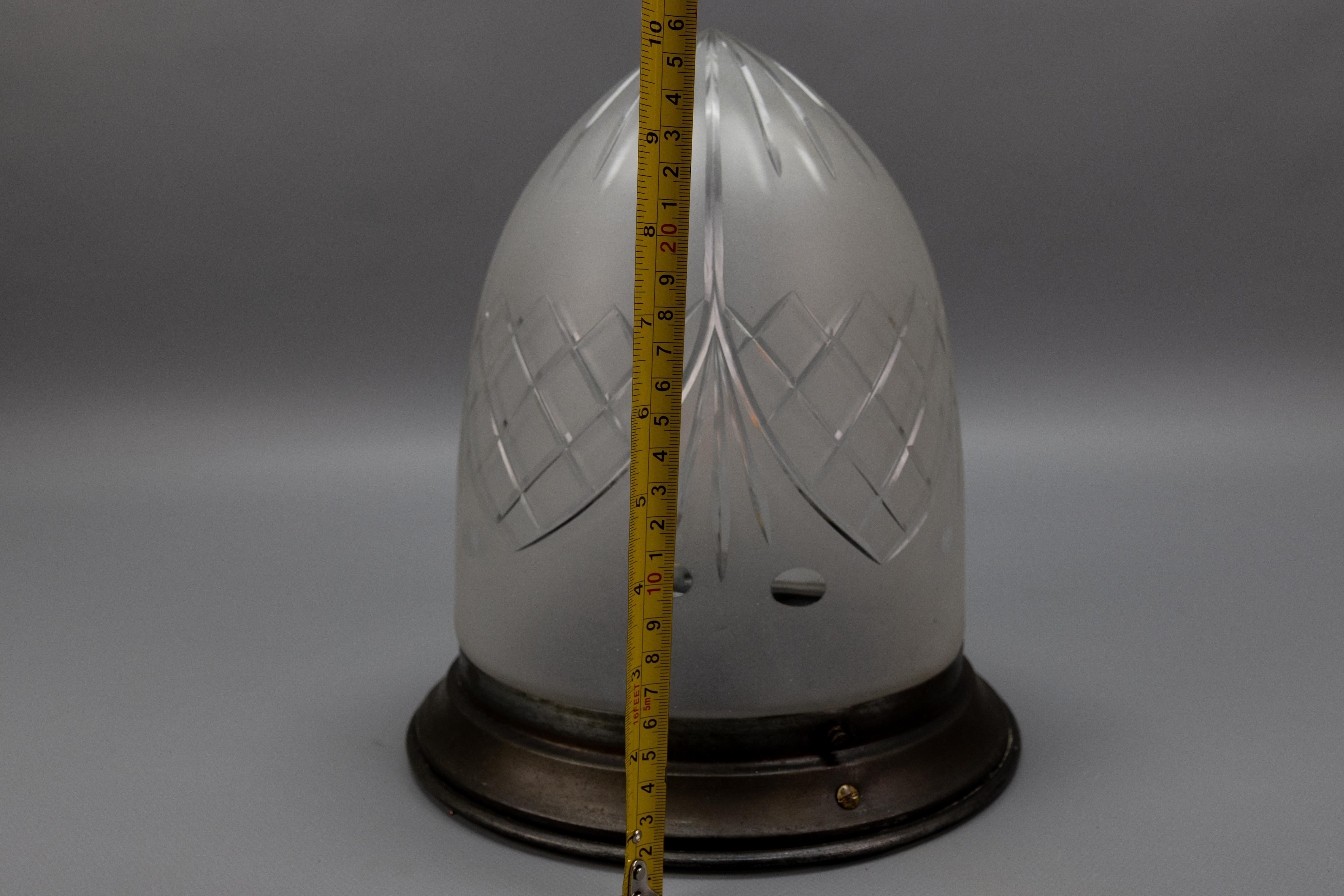 Plafonnier en métal et verre blanc dépoli de style Art Nouveau, années 1920 en vente 6