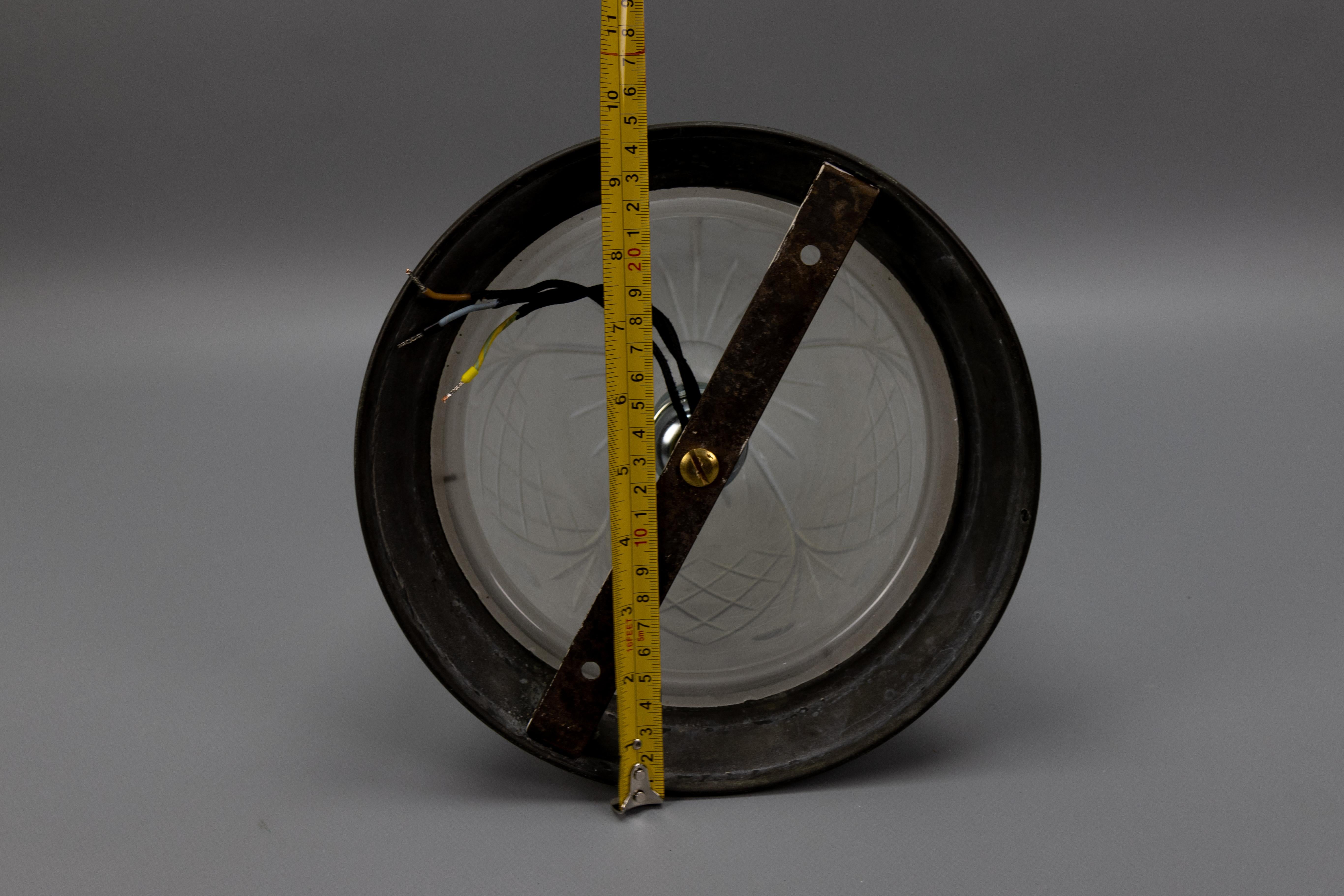 Plafonnier en métal et verre blanc dépoli de style Art Nouveau, années 1920 en vente 8