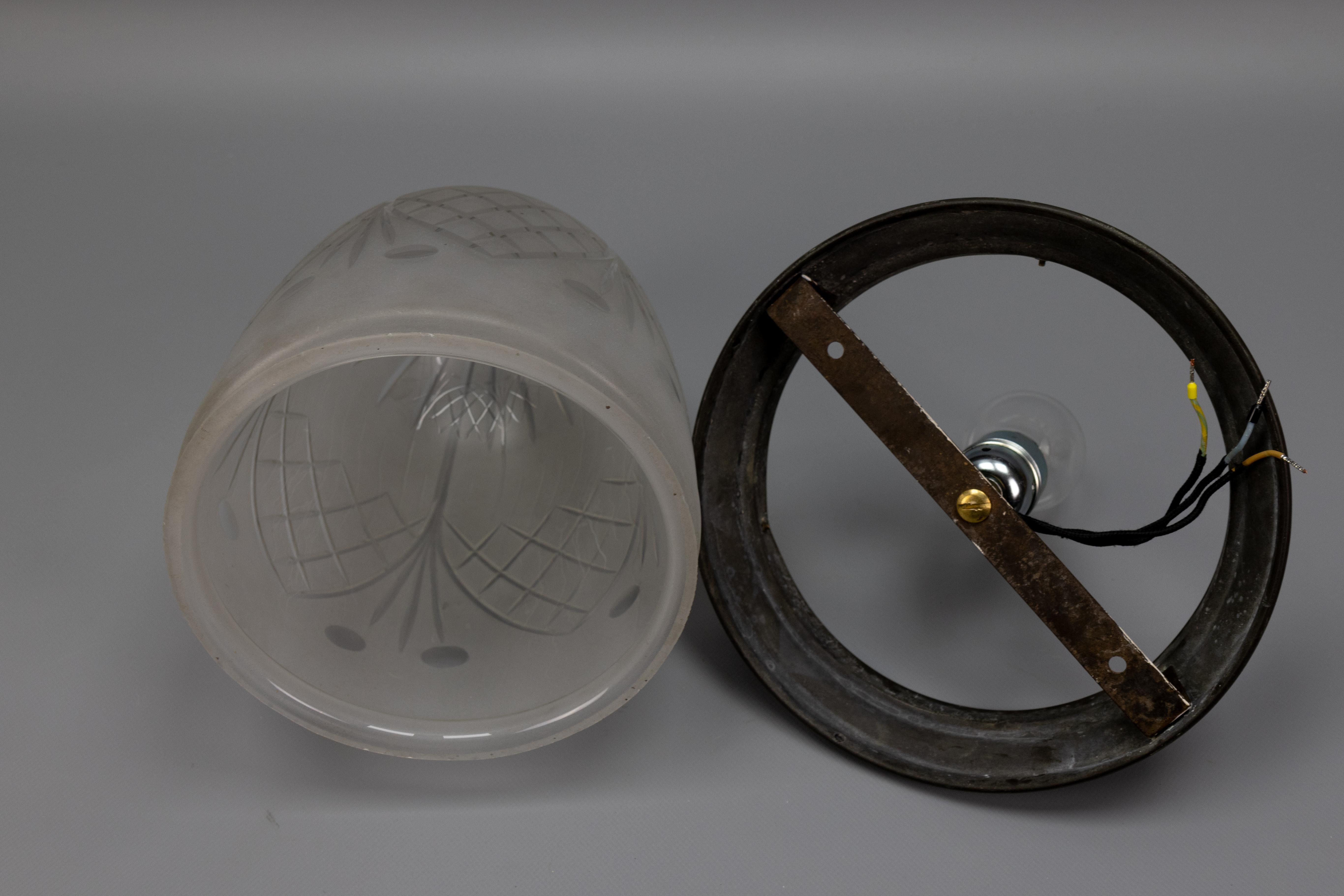 Plafonnier en métal et verre blanc dépoli de style Art Nouveau, années 1920 en vente 9