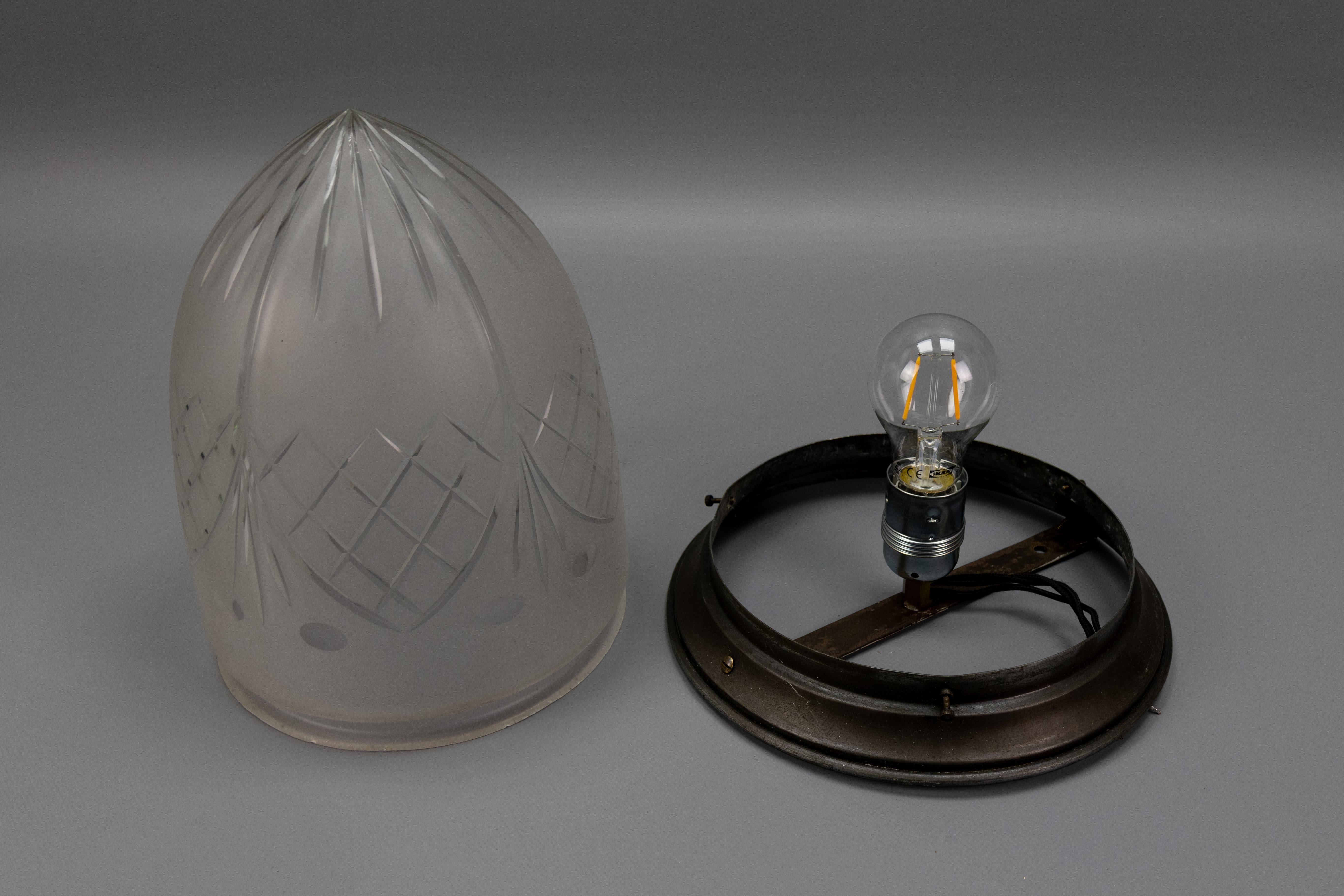 Plafonnier en métal et verre blanc dépoli de style Art Nouveau, années 1920 en vente 10