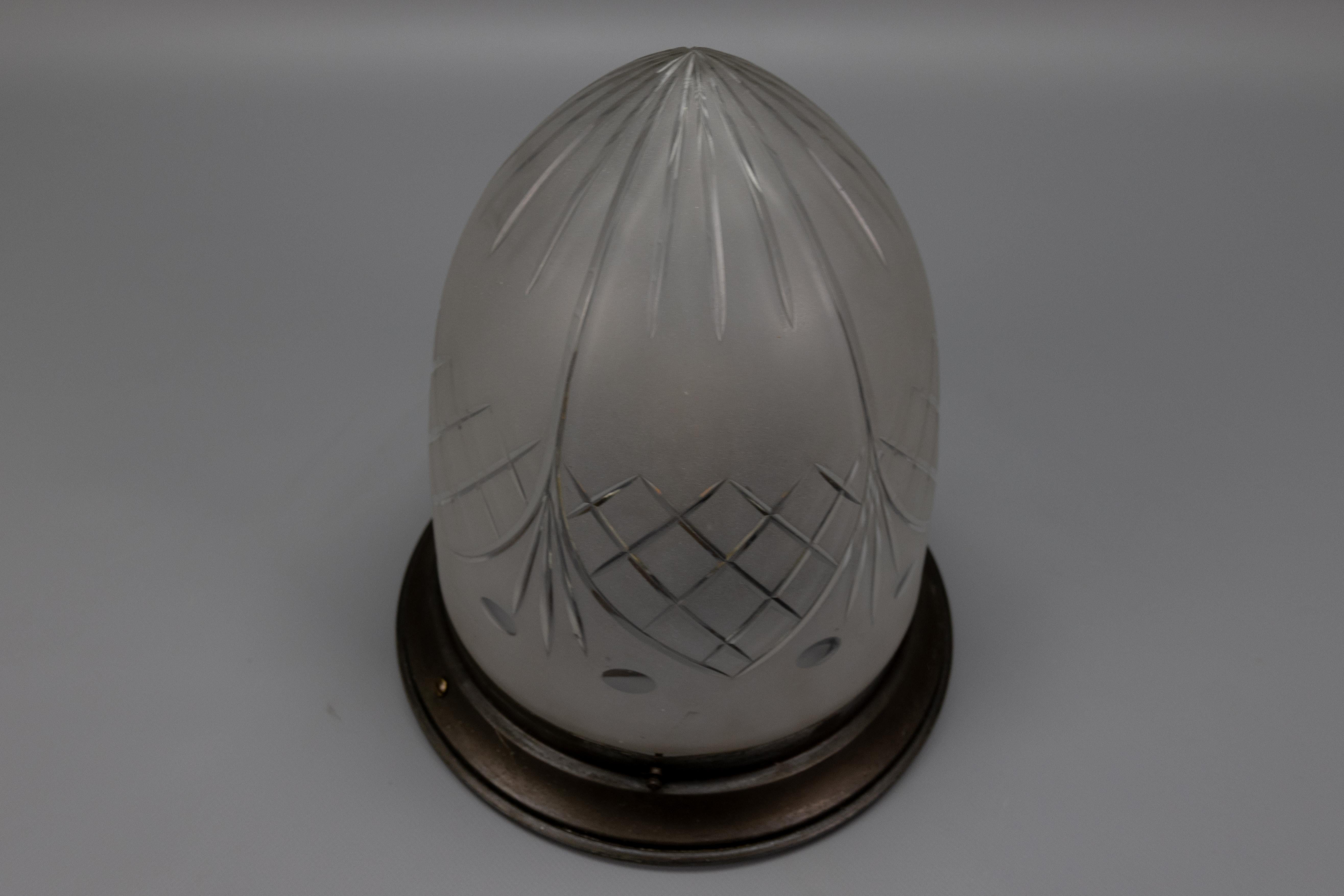 Plafonnier en métal et verre blanc dépoli de style Art Nouveau, années 1920 en vente 11